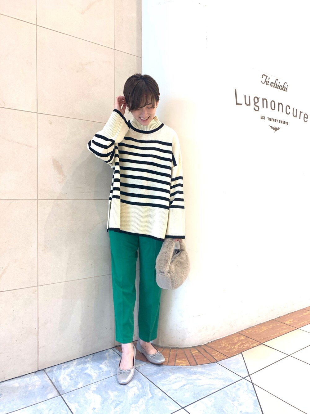 ホワイト系のニット/セーター、グリーン系のその他パンツ、シルバー系のバレエシューズを着用したレディースの秋コーディネートの1枚目の写真