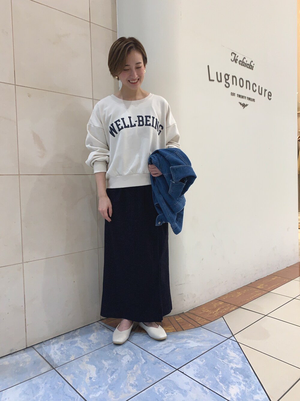 「お出かけコーデ、秋服コーデ、ラクチンコーデ、きれいめカジュアル、ラメスカート、ロゴスウェット、トレーナー、デニム、秋服準備はじめました、秋、スカートスタイル、ルノンキュール、カジュアルコーデ、ゆるコーデ、トレンド」｜「Lugnoncureの柔らかフラットシューズ（その他シューズ、ホワイト系）」を使った、カスミさん（レディース・157cm）の秋コーディネートの1枚目の写真