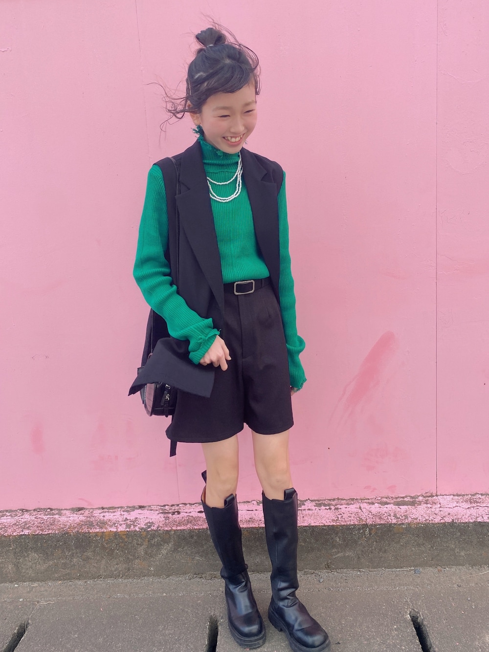 「春コーデ、グリーン、みどり、ロングブーツ、ジレ、ショートパンツ、休日スタイル、パールネックレス、タートルネック、ブラック、シンプルコーデ、カラーコーデ、お洒落さんとつながりたい、ニコアンド、へザー」｜「INGNIのブロークンハイネック／ニット（ニット/セーター、グリーン系）」を使った、sayuさん（レディース・155cm）の冬コーディネートの1枚目の写真