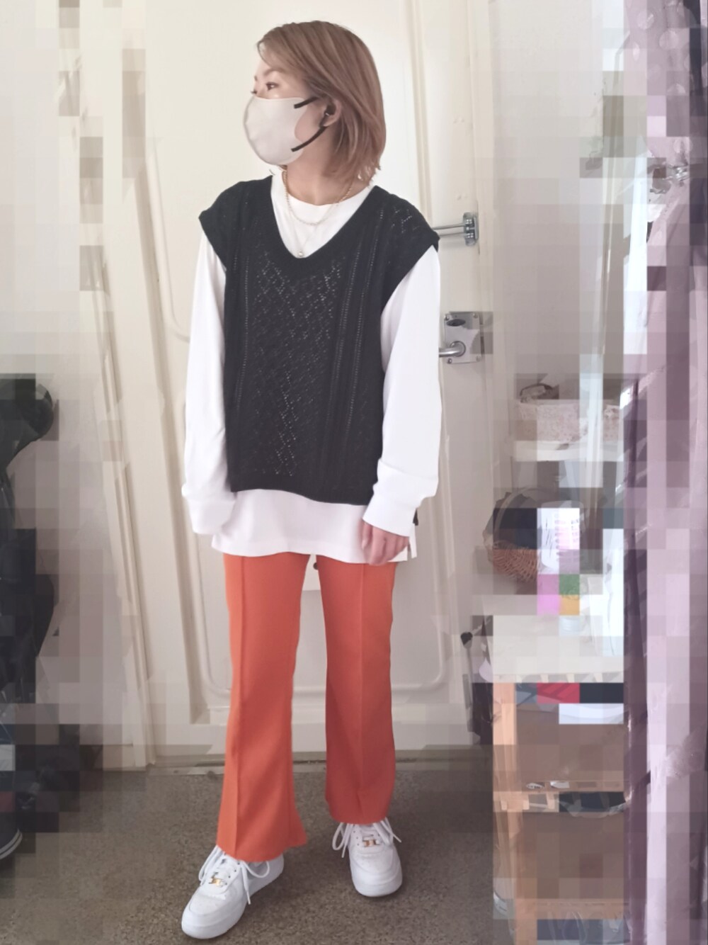 オレンジ系のその他パンツ、ホワイト系のスニーカー、ホワイト系のTシャツ/カットソーを着用したレディースの春コーディネートの1枚目の写真