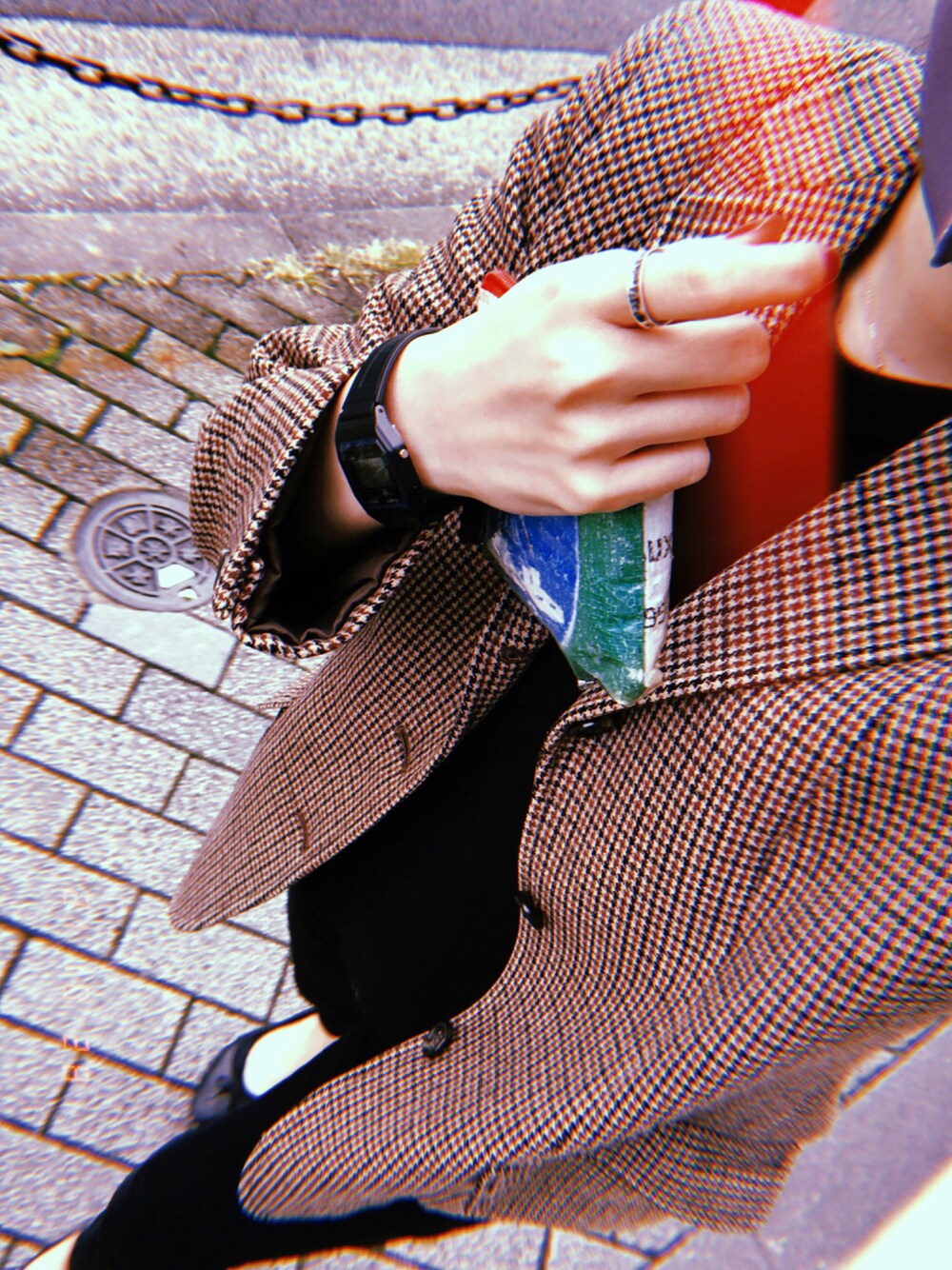 ブラウン系のテーラードジャケット、ブラック系のパンツ、ブラック系のデジタル腕時計を着用したレディースの秋コーディネートの1枚目の写真