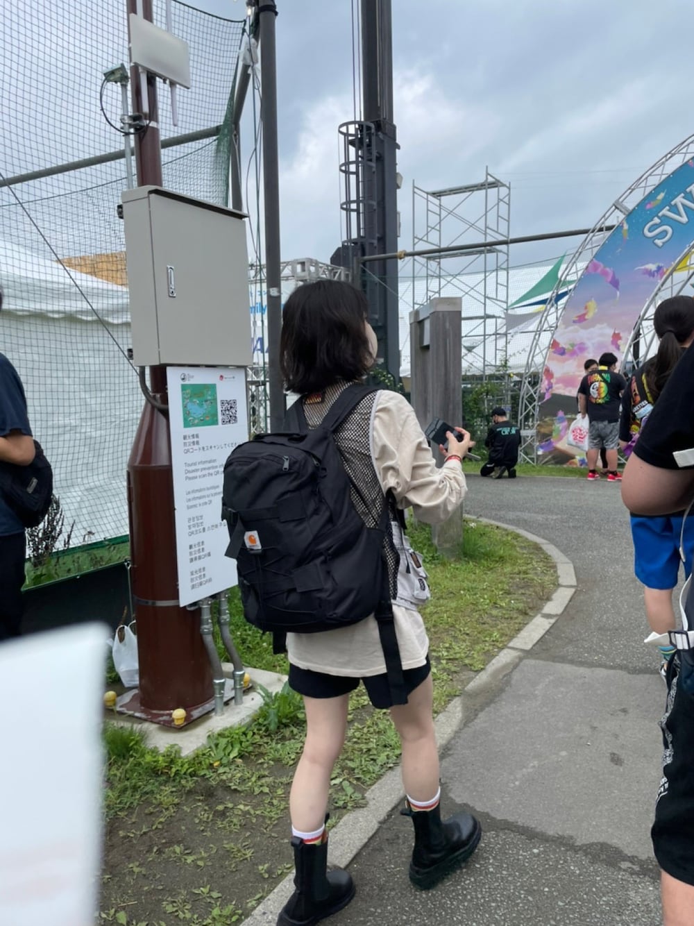 「夏フェス、ラブシャ、SLS、sweetloveshower、サイドゴアブーツ、ロンT、ノースフェイス、フィッシングベスト、フェススタイル、フィッシャーマンベスト」｜「Carharttのcarhartt　KICKFLIPBACKPACK（バックパック/リュック、ブラック系）」を使った、おたつさん（レディース・160cm）の夏コーディネートの1枚目の写真