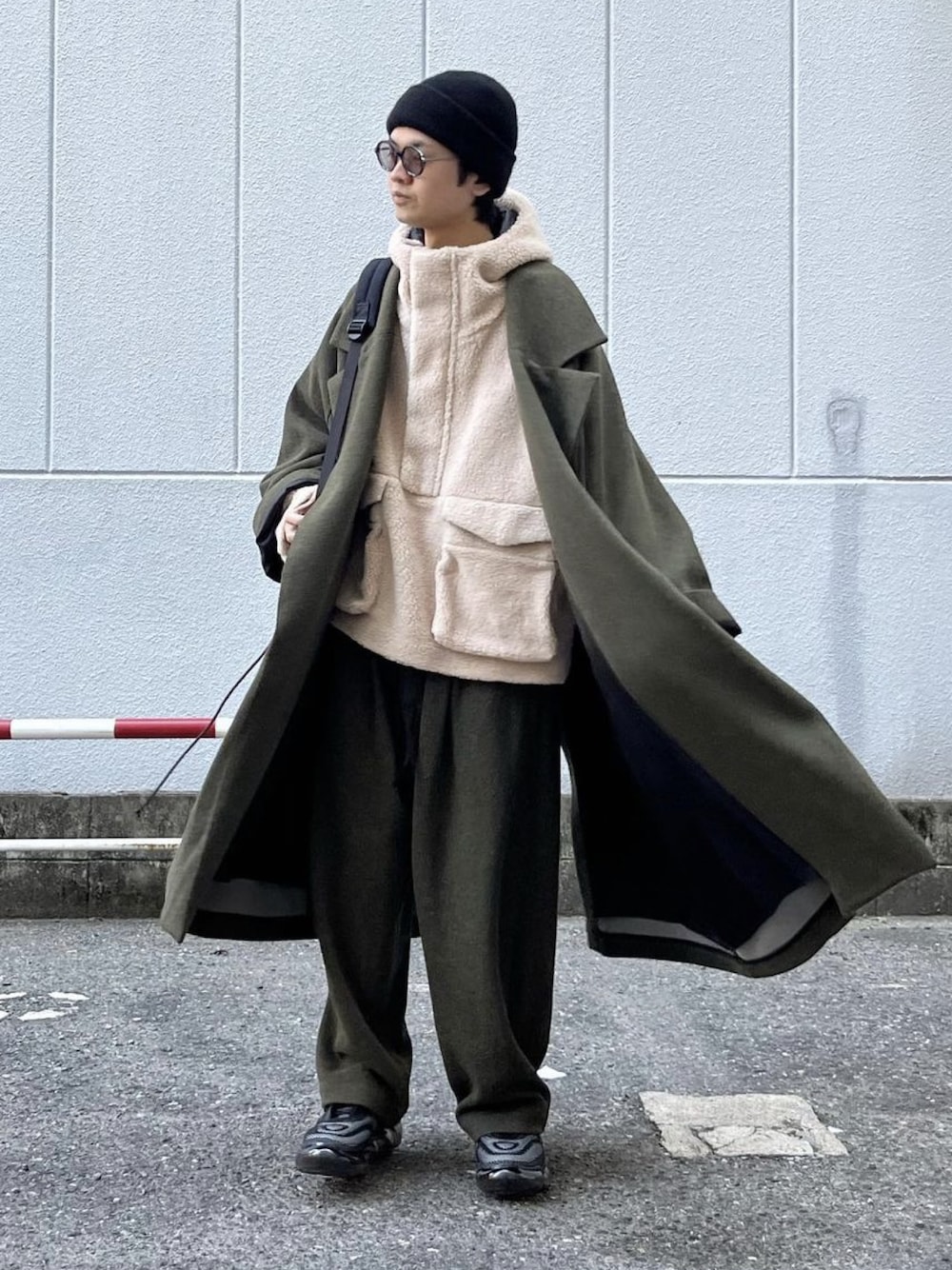 「my beautiful landlet、VOAAOV、grounds、Nine Tailor、冬のコーデ、ロングコート、ニット」｜「Nine Tailorの【Nine Tailor】  Cashmere Watch（ニットキャップ/ビーニー、ブラック系）」を使った、Wallace & Murronさん（メンズ・173cm）の冬コーディネートの1枚目の写真