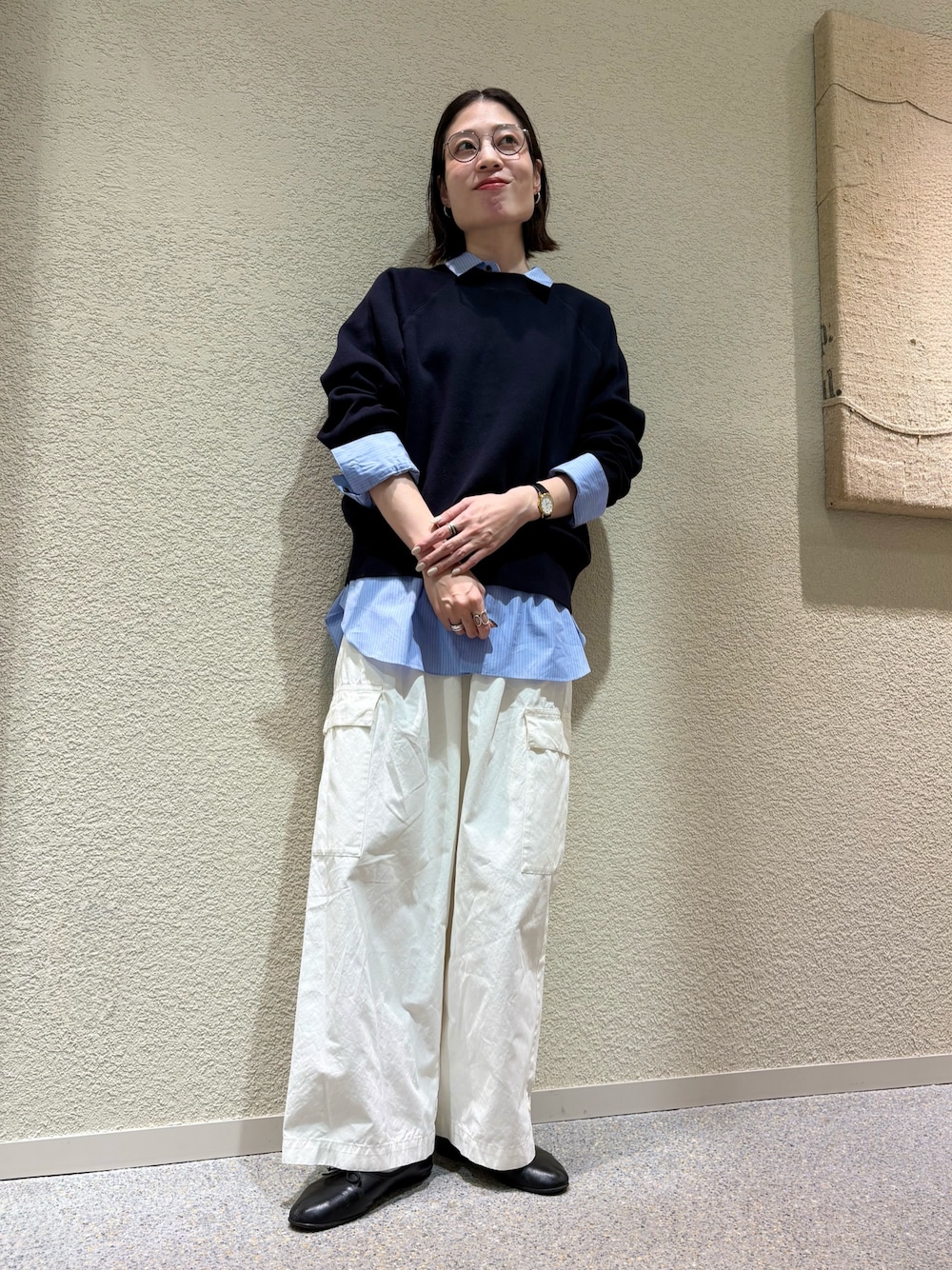 ブルー系のニット/セーター、ブルー系のシャツ/ブラウス、ホワイト系のその他パンツを着用したレディースの冬コーディネートの1枚目の写真