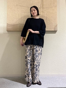 「かぐれ（カグレ）のコットンリネンプリントイージーパンツ（その他パンツ、グレー系）」を使った、takagi naoさん（レディース・165cm）の夏コーディネート