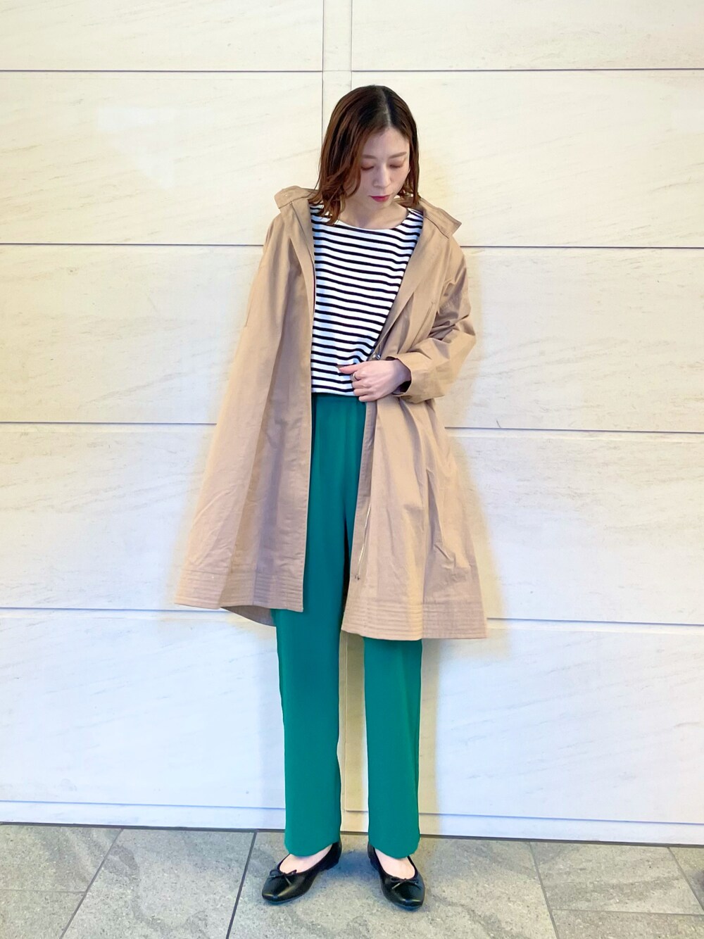 「ボーダー、グリーン、トレンチコート、カラーパンツ、シンプルコーデ、春カラー、オトナカジュアル、Sonny　Label、サニーレーベル、SonnyLabel」｜「URBAN RESEARCH Sonny Labelのボーダードルマンプルオーバー（Tシャツ/カットソー、ブラック系）」を使った、takagi naoさん（レディース・165cm）の春コーディネートの1枚目の写真