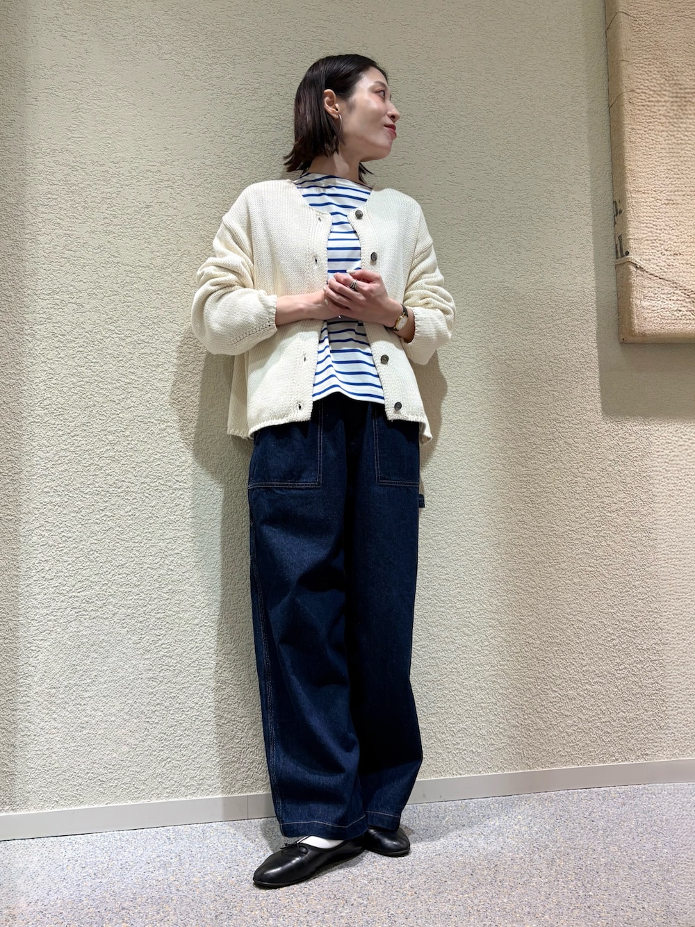 ホワイト系のカーディガン/ボレロ、ブルー系のその他パンツを着用したレディースの冬コーディネートの1枚目の写真