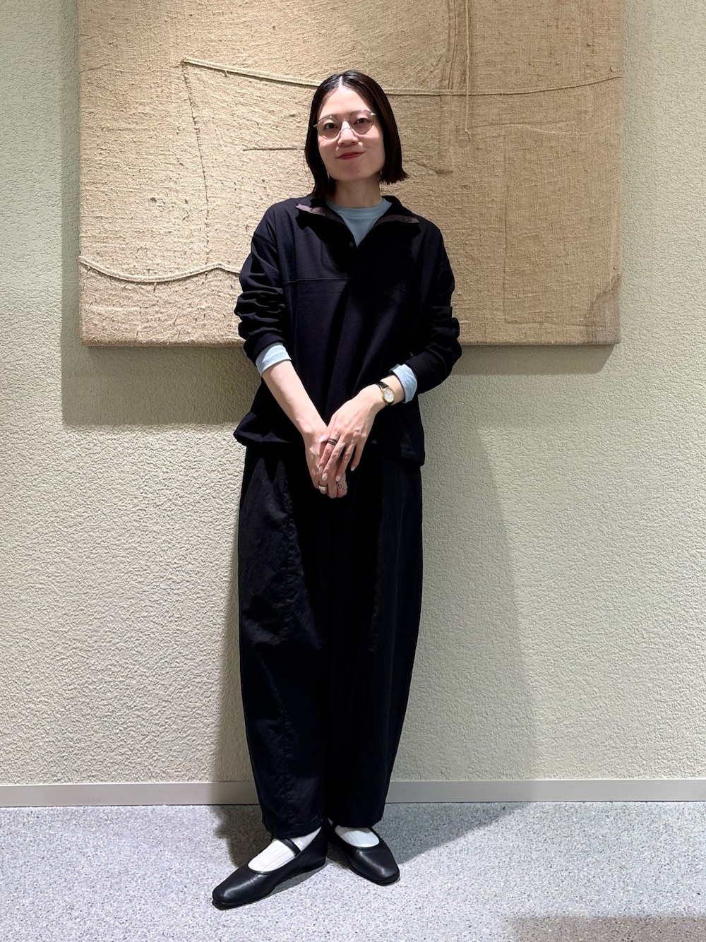 ブルー系のTシャツ/カットソー、ブラック系のTシャツ/カットソー、ブラック系のその他パンツを着用したレディースの春コーディネートの1枚目の写真