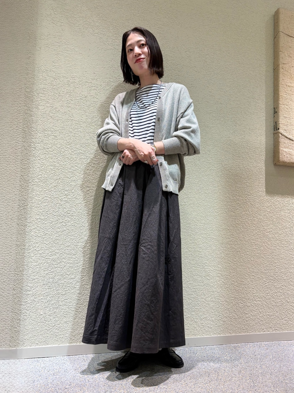 ブラック系のTシャツ/カットソー、グレー系のニット/セーターを着用したレディースの冬コーディネートの1枚目の写真