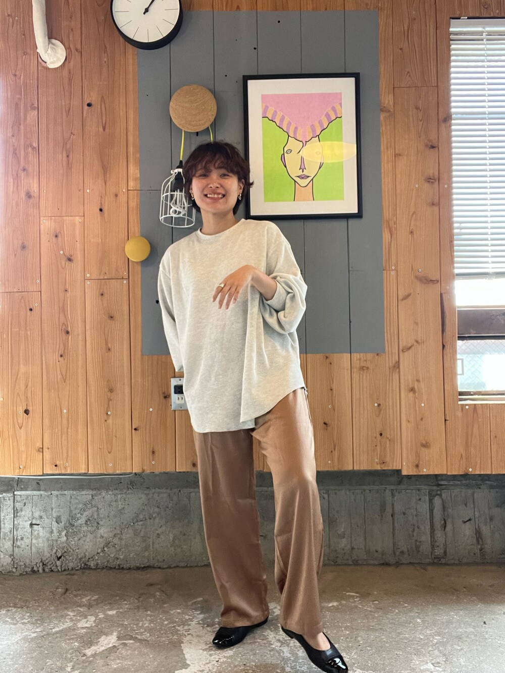 「ごきげんウィーク、休日スタイル、ラクチンコーデ、パンツスタイル、シンプルコーデ、ゆるコーデ、低身長、カジュアルコーデ、ラフコーデ、ユニクロ、UNIQLO、Ungrid、白トップス、サテンパンツ、茶色」｜「Ungridの【WEB限定】スリーブボリュームワッフルロングスリーブTee（Tシャツ/カットソー、ホワイト系）」を使った、kiyonoさん（レディース・154cm）の春コーディネートの1枚目の写真