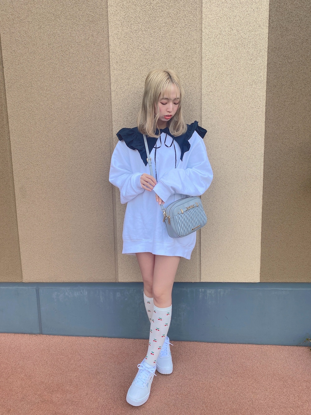 「シンプル、プチプラコーデ、春服、春、ママコーデ、白スニーカー、スウエットワンピ、つけ襟、セーラーカラー、セーラー襟、スニーカーコーデ、スニーカー女子」｜「JILL by JILL STUARTの◆パフィーシリーズ（ポシェット）（ショルダーバッグ、ブルー系）」を使った、fuukaさん（レディース・157cm）の春コーディネートの1枚目の写真