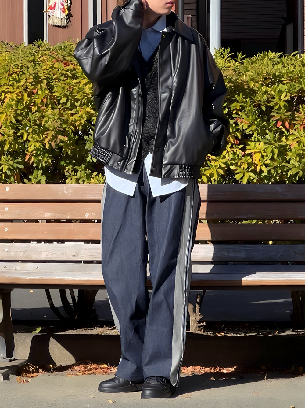 「秋冬コーデ、シンプルコーデ、レザー、レザージャケット、レイヤードスタイル、カーディガン、BEAMS、厚底スニーカー、UNIQLO U、UNIQLO、WEARyouthコーデ、低身長コーデ、低身長男子、黒スニーカー」｜「MinoriTYの【MinoriTY】シンセティックレザービッグブルゾン ショート丈 レザージャケット フィールドジャケット ミリタリー メンズ 秋服 冬服（ブルゾン、ブラック系）」を使った、みっち~さん（メンズ・165cm）の冬コーディネートの1枚目の写真