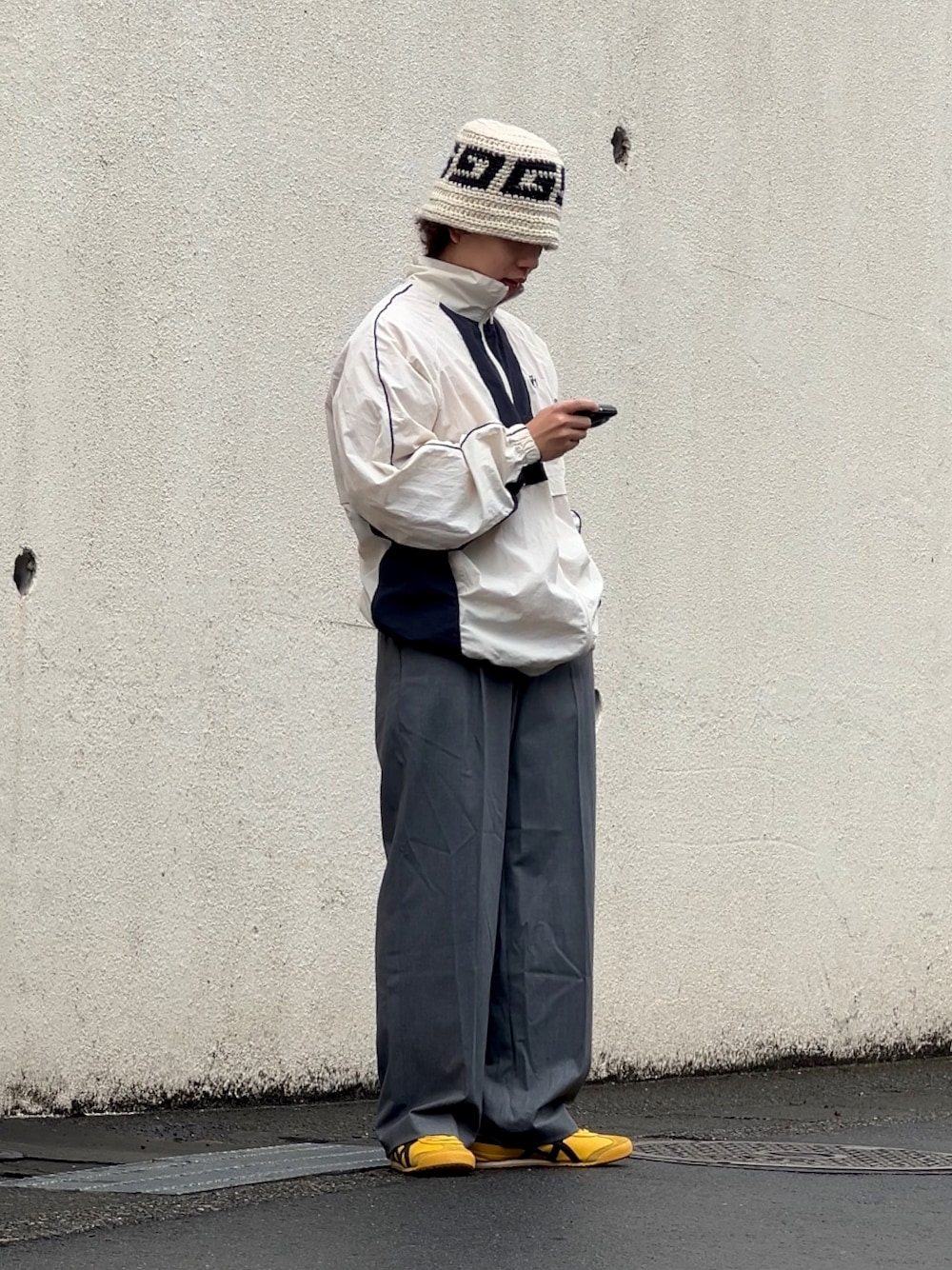 「似合うラボに行こう、休日スタイル、シンプルコーデ、春、いいね、save、フォローお願いします🤑、黄色いスニーカー、オニツカタイガー、Onitsuka Tiger、メキシコ66、モノマート、UNIQLO、UNIQLOコーデ、プチプラ、低身長コーデ、低身長男子」｜「MONO-MART LADY'Sのアイテム（ジャケット/アウター、ホワイト系）」を使った、みっち~さん（メンズ・165cm）の春コーディネートの1枚目の写真