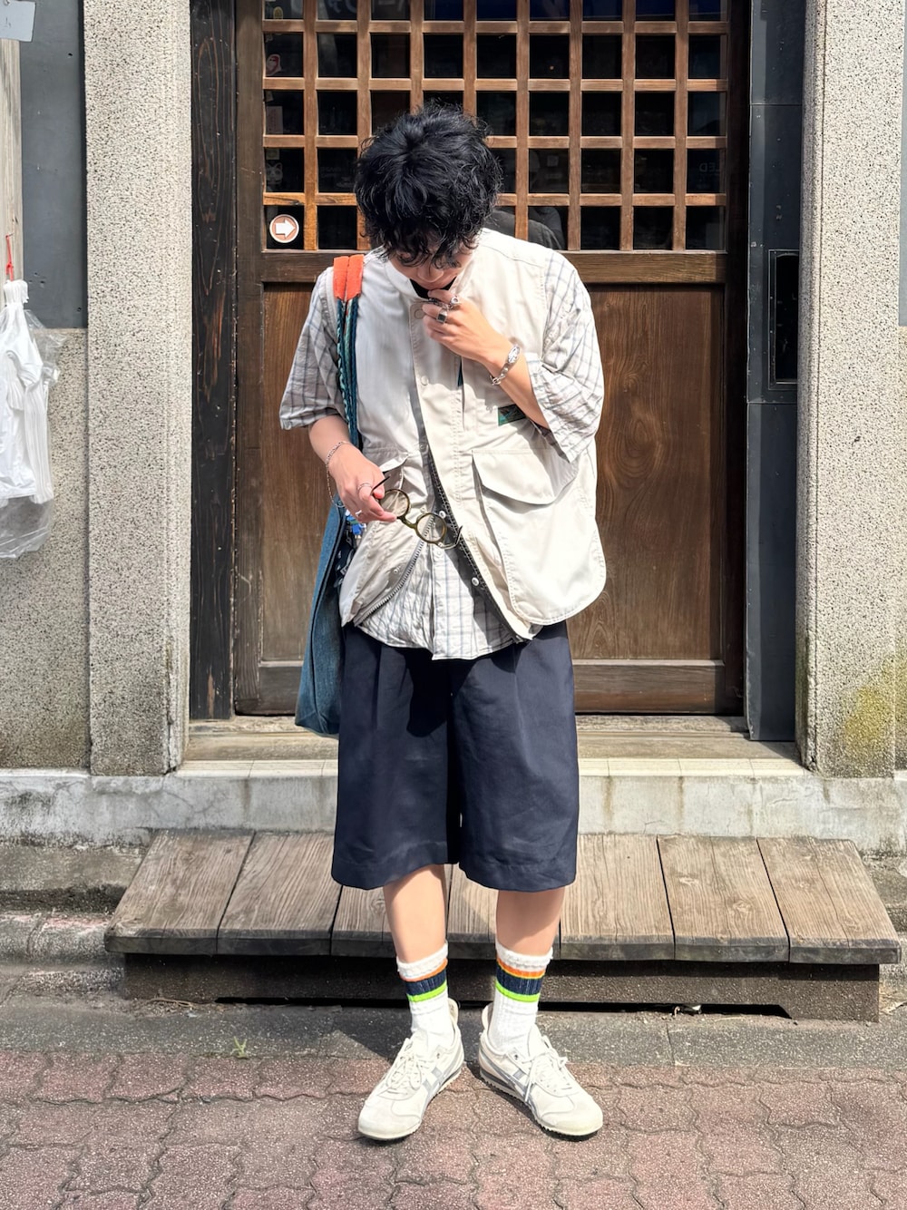 「夏ルックで気分アップ、アウトドアスタイル、半袖シャツ、夏コーデ、メンズコーデ、シンプルスタイル、フィッシングベスト、チェックシャツ、低身長コーデ、低身長男子、オニツカタイガー、ハーフパンツ、プチプラ、スティーブンアラン、ソックス」｜「Onitsuka Tigerのアイテム（スニーカー、ホワイト系）」を使った、みっち~さん（骨格ナチュラル・メンズ・165cm）の夏コーディネートの1枚目の写真