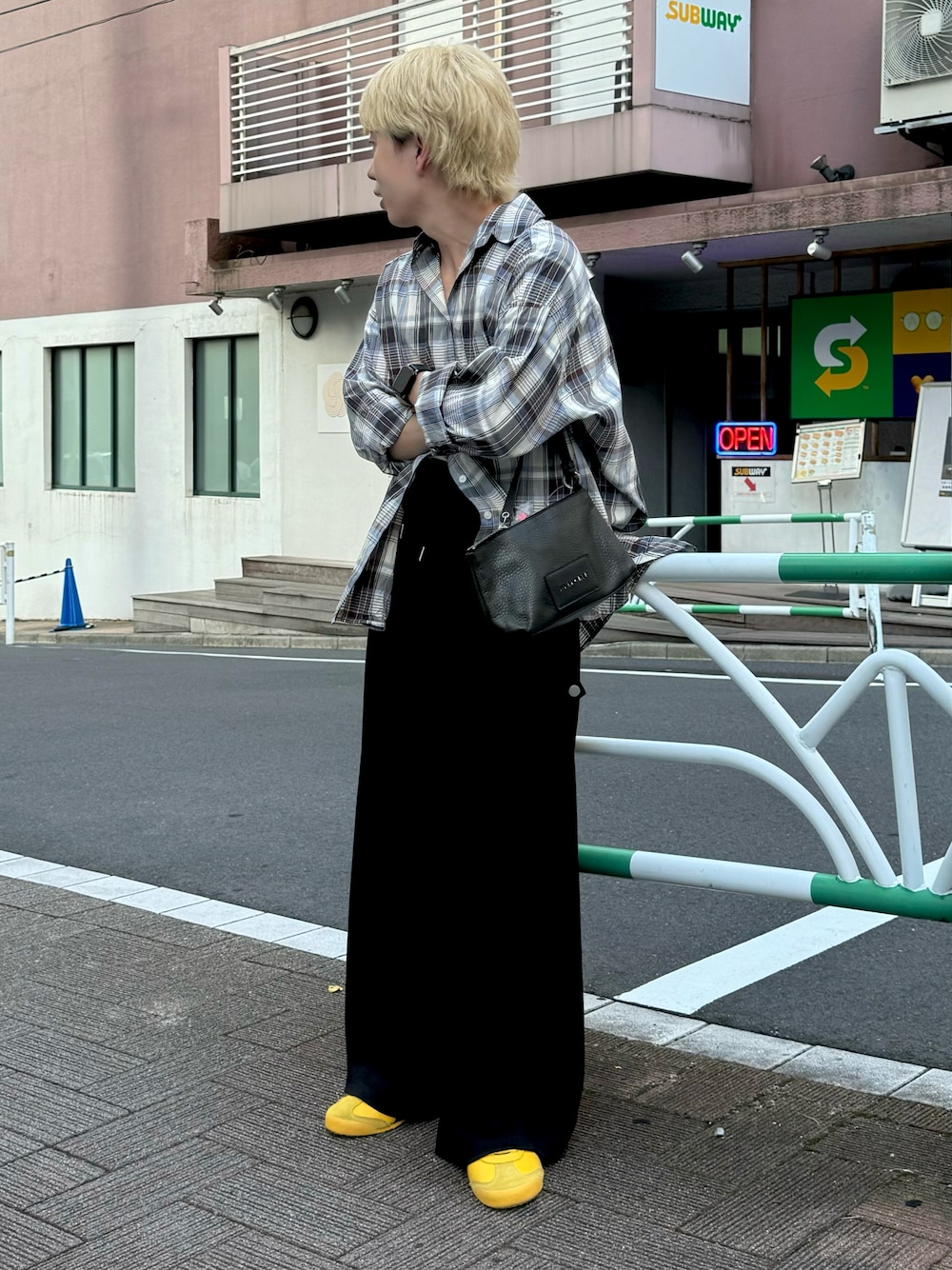 「チェック、カーキ、秋っぽコーデ更新中、秋服準備はじめました、秋服、秋服コーデ、差し色(黄色)、チェックシャツ、JILSANDER、金髪、低身長コーデ、低身長男子」｜「studio CLIPの《natural by clip》アソートチェックワイドシャツ（シャツ/ブラウス、ブルー系）」を使った、みっち~さん（メンズ・165cm）の秋コーディネートの1枚目の写真