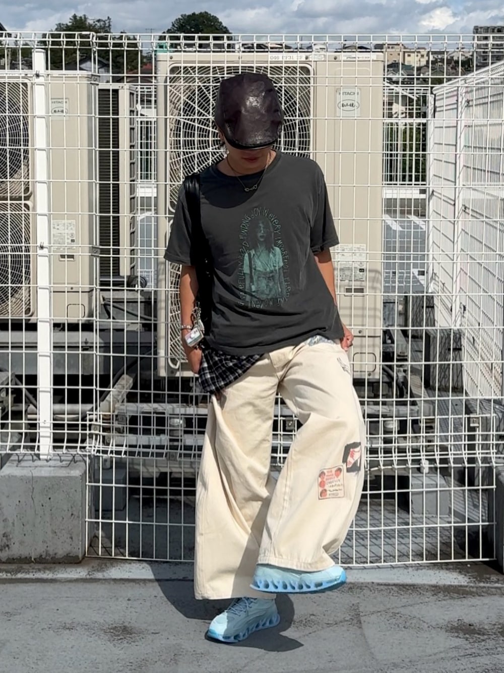 グレー系のTシャツ/カットソー、ホワイト系のその他パンツ、ブラック系のショルダーバッグを着用したメンズの夏コーディネートの1枚目の写真