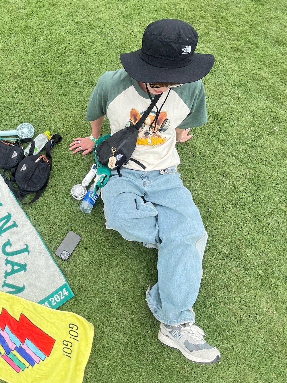 「フェススタイル、フェス、フェスコーデ、フェスTシャツ、JAPANJAM、バケットハット、ニューバランス、THE NORTH FACE、低身長男子、夏コーデ、犬Tシャツ、フェスファッション」｜「PAGEBOYのアイテム（デニムパンツ、ブルー系）」を使った、みっち~さん（メンズ・165cm）の春コーディネートの1枚目の写真