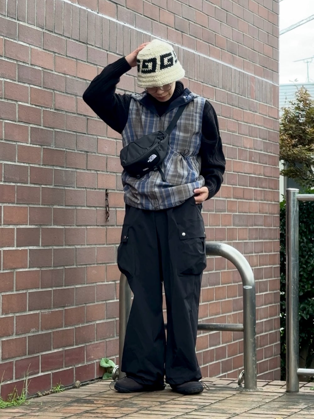 「秋っぽコーデ更新中、古着MIX、チェックベスト、ナイロンパンツ、秋服準備はじめました、低身長コーデ、低身長男子、カーゴパンツ、バケハ、THE NORTH FACE、サボ、WEARyouthコーデ」｜「soerteのWide straight tech cargo pants (Washer nylon)/ワイドストレートテックカーゴパンツ（ワッシャーナイロン）（カーゴパンツ、ブラック系）」を使った、みっち~さん（メンズ・165cm）の秋コーディネートの1枚目の写真