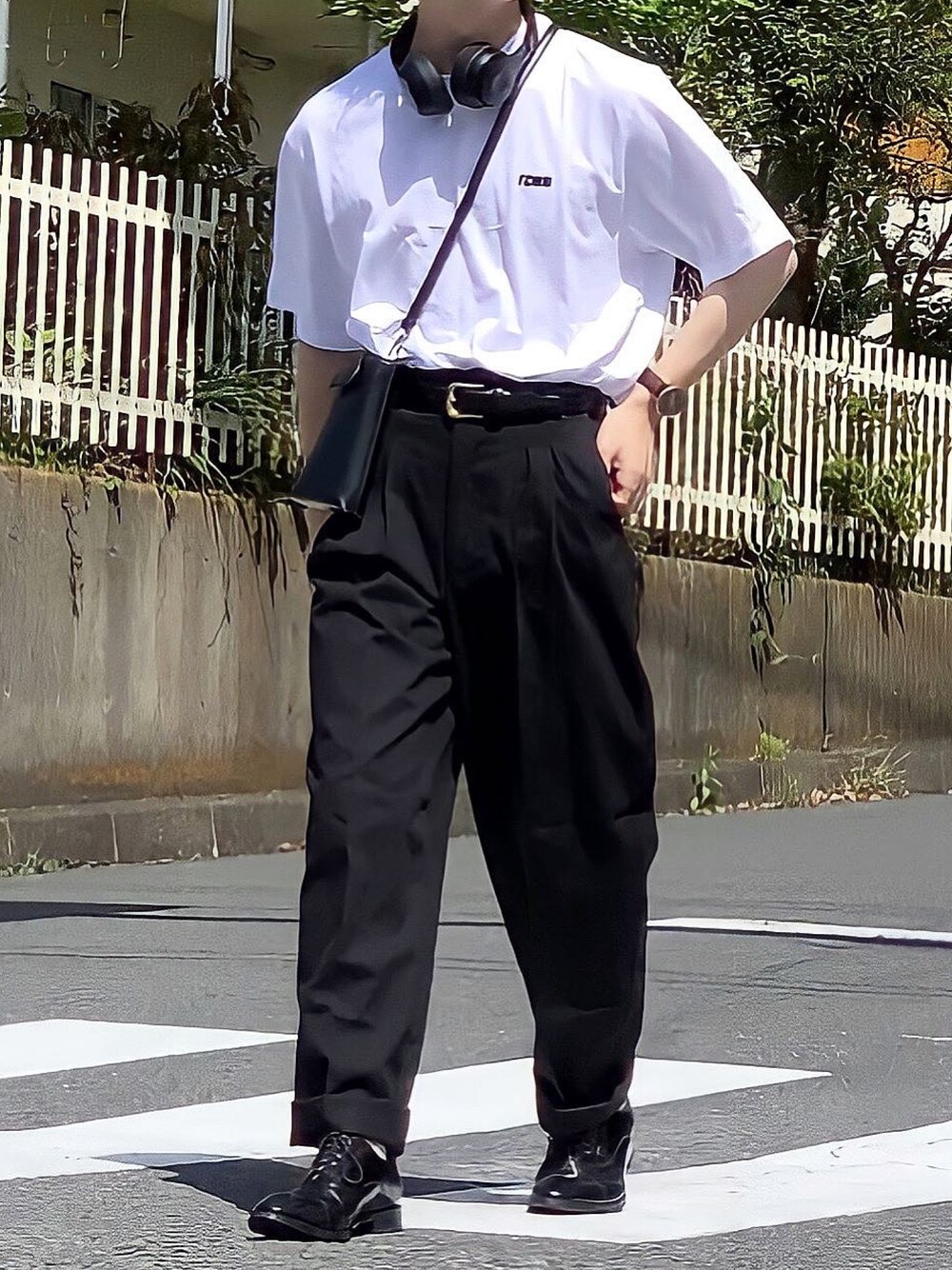 「FUDGEBOYのトラッドスタイル、春コーデ、メンズファッジ、ファッジ、ヘッドホン、腕時計、白Tシャツ、チノパン、低身長男子、夏コーデ、スナップ、タックイン、革靴」｜「natiamのアイテム（チノパンツ、ブラック系）」を使った、みっち~さん（メンズ・165cm）の春コーディネートの1枚目の写真