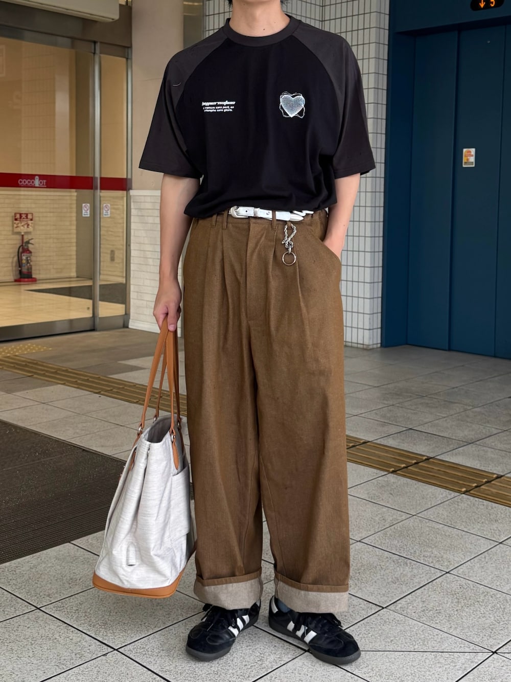 「夏コーデ、メンズファッション、お出かけコーデ、Tシャツコーデ、グラフィックＴ、ロールアップ、ロールアップデニム、低身長コーデ、低身長男子、ウエスタンベルト、サンバ」｜「Aphlotusの11oz ダブルタック イージー ユーティリティトラウザー リジット テーパード デニムパンツ（デニムパンツ、ブラウン系）」を使った、みっち~さん（メンズ・165cm）の夏コーディネートの1枚目の写真
