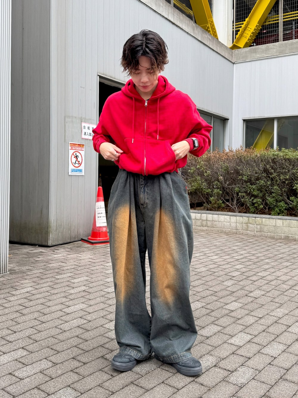 「春めき満開コーデ、春色、赤、低身長コーデ、低身長男子、ダメージデニムパンツ、デニムパンツ、soerte、フリークスストア、ストリート、短丈トップス」｜「soerteのHeavy weight double zip-up hoodie /ヘビーウェイトダブルジップフーディー（パーカー、レッド系）」を使った、みっち~さん（メンズ・165cm）の春コーディネートの1枚目の写真