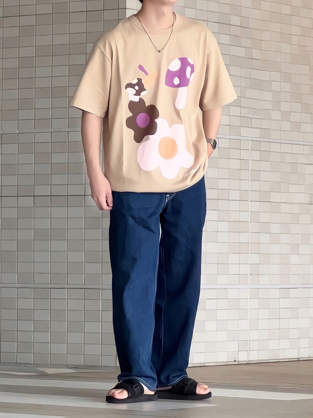 「ゆるコーデ、休日スタイル、メンズコーデ、カジュアル、ストリート、ネックレス、花柄、ストリートコーデ、リーバイス、サンダル、CASIO、デニムパンツ、ラフコーデ、夏コーデ、夏服」｜「Not So Apeの【UNISEX】MUSHROOM GRAPHIC T-SHIRT（Tシャツ/カットソー、ベージュ系）」を使った、みっち~さん（メンズ・165cm）の夏コーディネートの1枚目の写真