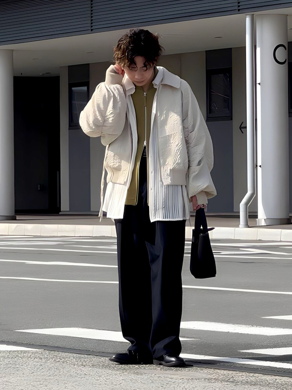 「似合うラボに行こう、シンプルコーデ、春コーデ、春色、ホワイトコーデ、レイヤードスタイル、春アウター、Traditional Weatherwear、seyto、ZARA、低身長コーデ、低身長男子」｜「seytoのJacquard cut out gather blouson / ジャガードカットアウトギャザーブルゾン（ブルゾン、ベージュ系）」を使った、みっち~さん（メンズ・165cm）の冬コーディネートの1枚目の写真