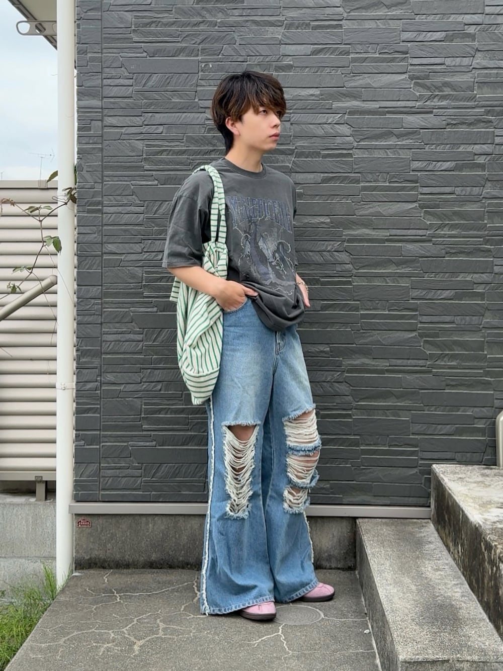 「ショルダーバッグ、シンプルスタイル、お洒落さんとつながりたい、ダメージデニムパンツ、ダメージデニム、ピンクコーデ、春コーデ、夏コーデ、ヴィンテージTシャツ、低身長コーデ、低身長男子」｜「seytoのDamege layered flare denim pants / ダメージレイヤードフレアデニムパンツ（デニムパンツ、ブルー系）」を使った、みっち~さん（メンズ・165cm）の春コーディネートの1枚目の写真