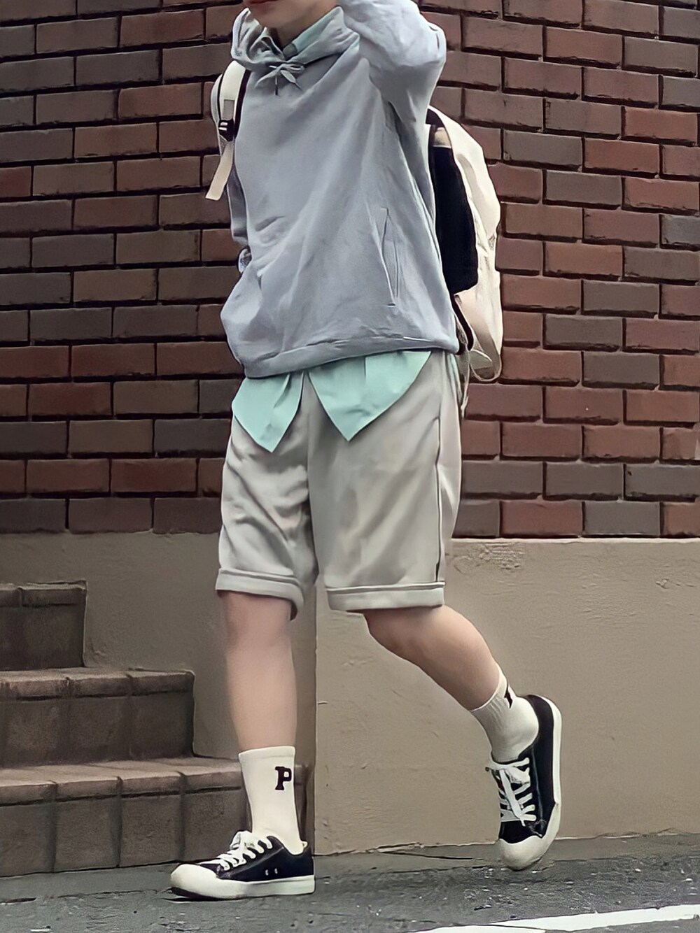 「夏、大人コーデ、お洒落さんとつながりたい、ストリート、ショーツ、ハーフパンツ、パーカー、夏コーデ、低身長男子、リュック、レイヤードスタイル」｜「PPソックスのアイテム（ソックス/靴下、ホワイト系）」を使った、みっち~さん（メンズ・165cm）の夏コーディネートの1枚目の写真