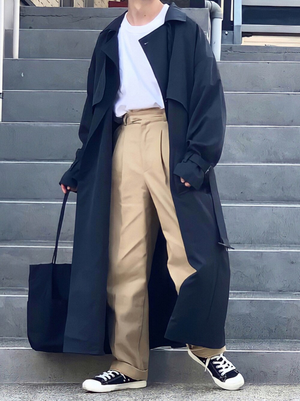 「コート、トートバッグ、トレンチコート、チノパン、converse、dholic、ワイドパンツ、シンプルコーデ、オーバーコート、PR、秋コーデ、低身長男子、EMMA  CLOTHES、エマクローズ、natiam」｜「natiamのアイテム（スラックス、ベージュ系）」を使った、みっち~さん（メンズ・165cm）の秋コーディネートの1枚目の写真