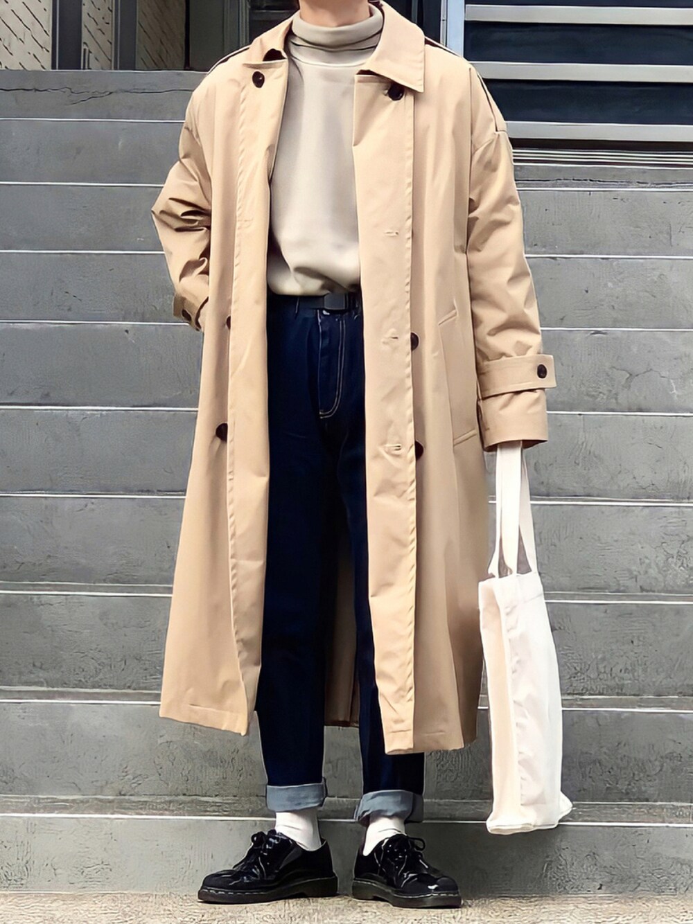 「ニット、トートバッグ、トレンチコート、秋のコーデ、タートルネック、ドクターマーチン、グラミチ、ベージュコーデ、おしゃれさんと繋がりたい、低身長男子、EMMA  CLOTHES、エマクローズ、epnok、エプコーデ」｜「GramicciのMt Design 3776xGramicci　別注デニムMountain Pants（デニムパンツ、ブルー系）」を使った、みっち~さん（メンズ・165cm）の秋コーディネートの1枚目の写真
