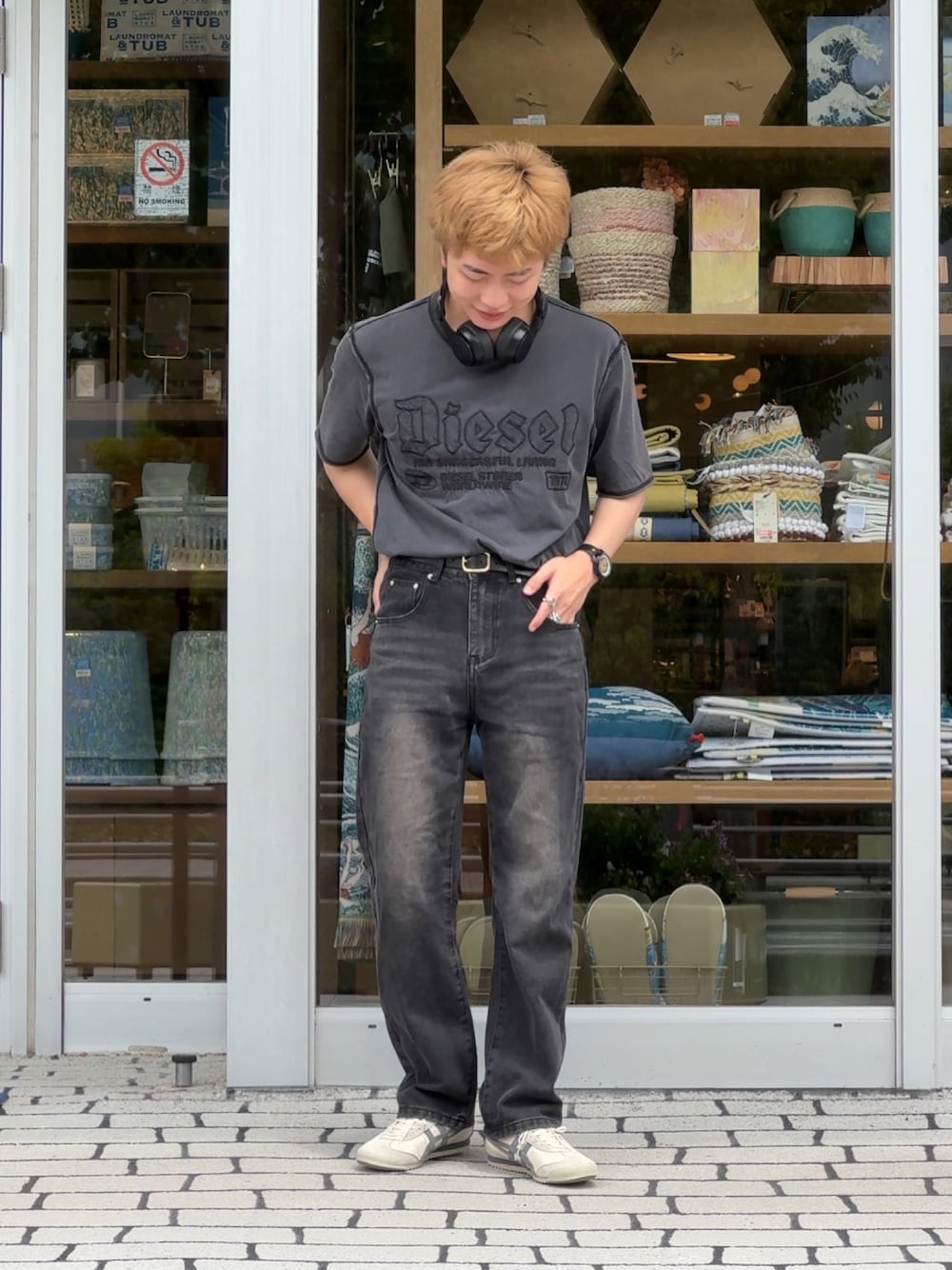 「さらっと晴れやかスナップ、夏コーデ、メンズファッション、夏服、モノトーン、ディーゼル、Diesel、ブラックデニム、オニツカタイガー、Onitsuka Tiger、ヘッドホン、タックイン、腕時計、低身長コーデ、低身長男子」｜「OTOのアイテム（デニムパンツ、ブラック系）」を使った、みっち~さん（メンズ・165cm）の夏コーディネートの1枚目の写真