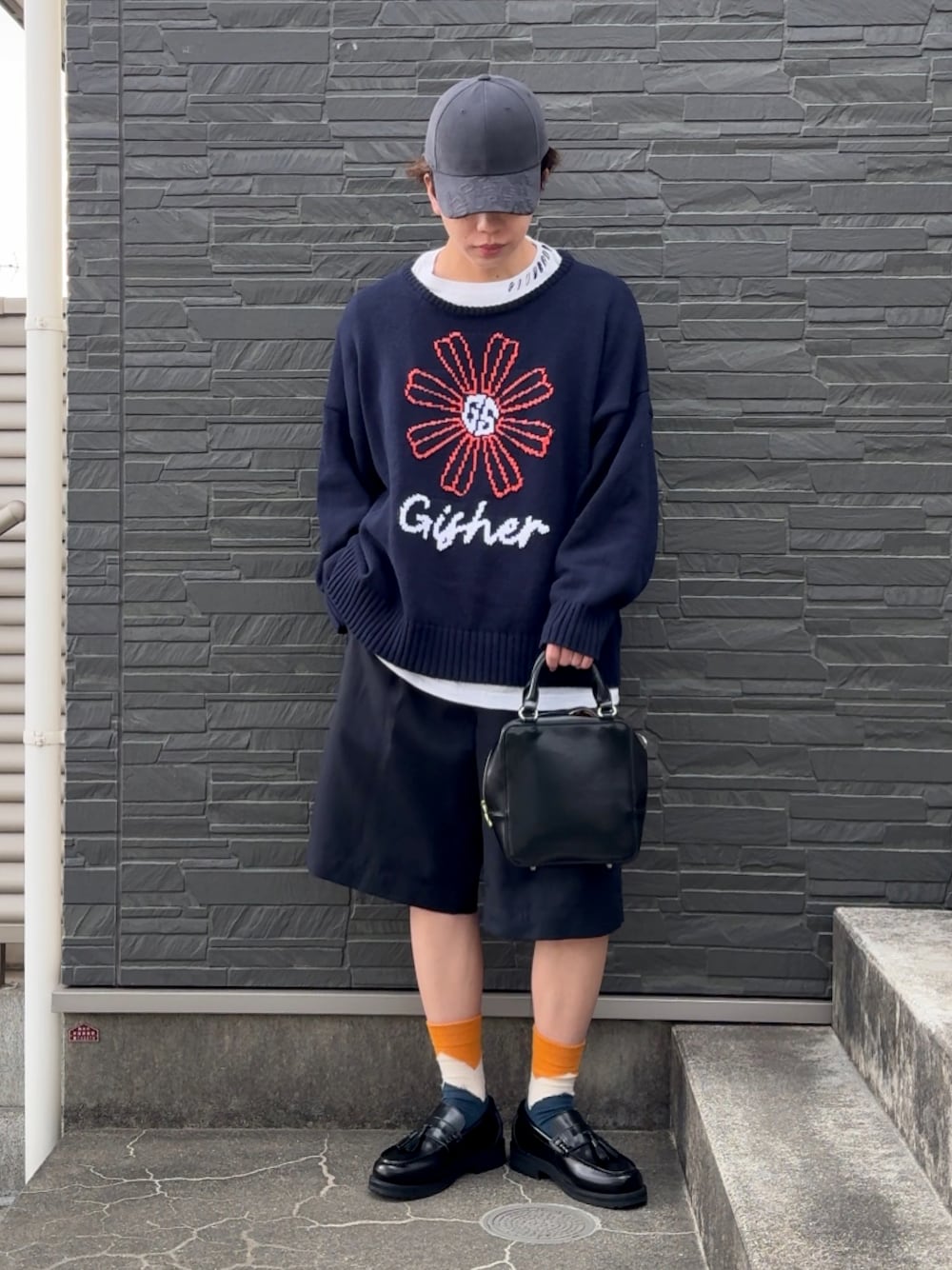 「春めき満開コーデ、ハーフパンツ、春服コーデ、メンズファッション、レイヤードスタイル、ローファー、靴下チラ見せ、キャップコーデ、夏コーデ、低身長コーデ、低身長男子」｜「GISHERのBOTANICAL KNIT（ニット/セーター、ブルー系）」を使った、みっち~さん（メンズ・165cm）の春コーディネートの1枚目の写真