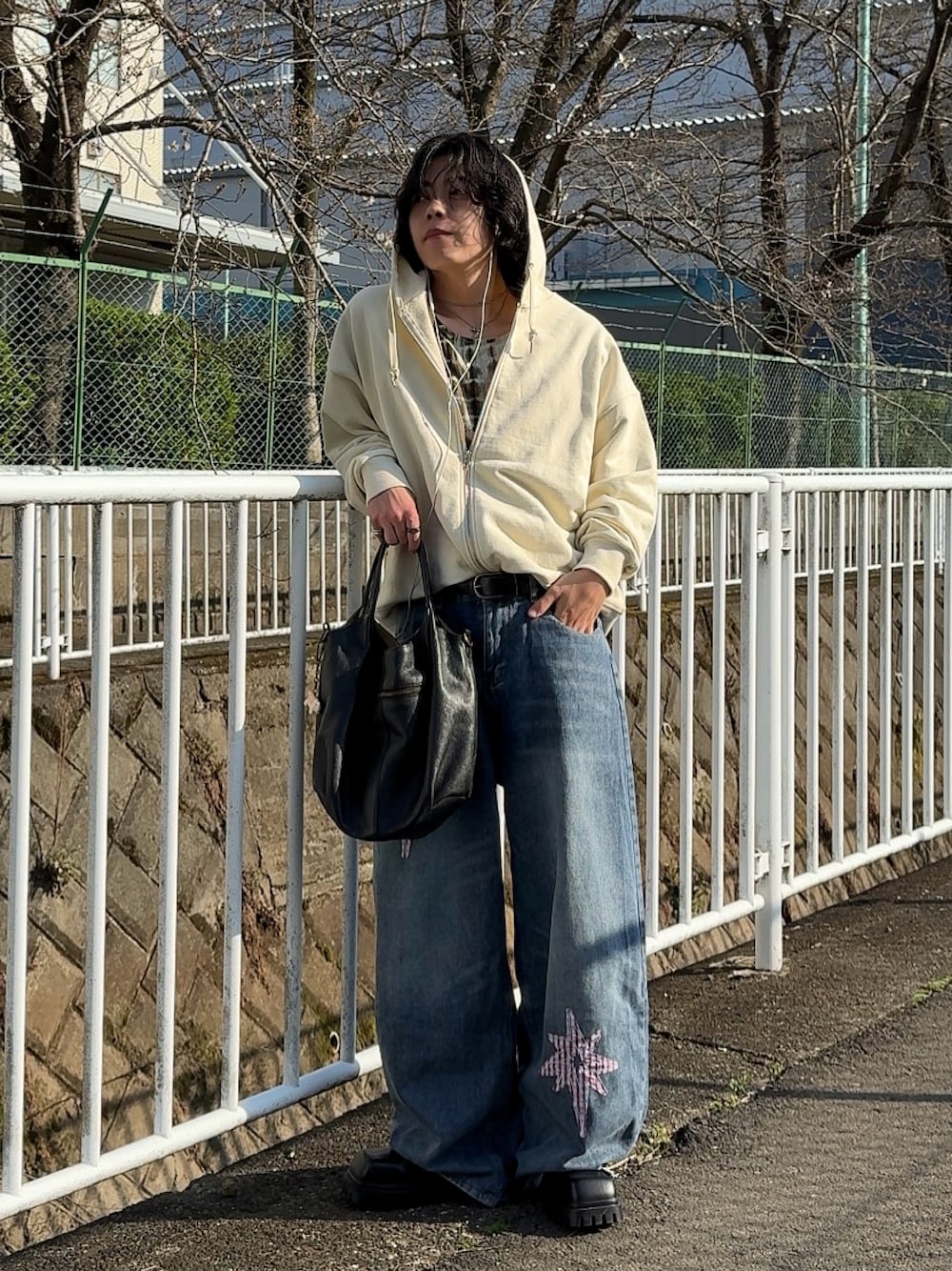 ブラック系のショルダーバッグ、ホワイト系のパーカー、グリーン系のTシャツ/カットソーを着用したメンズの春コーディネートの1枚目の写真