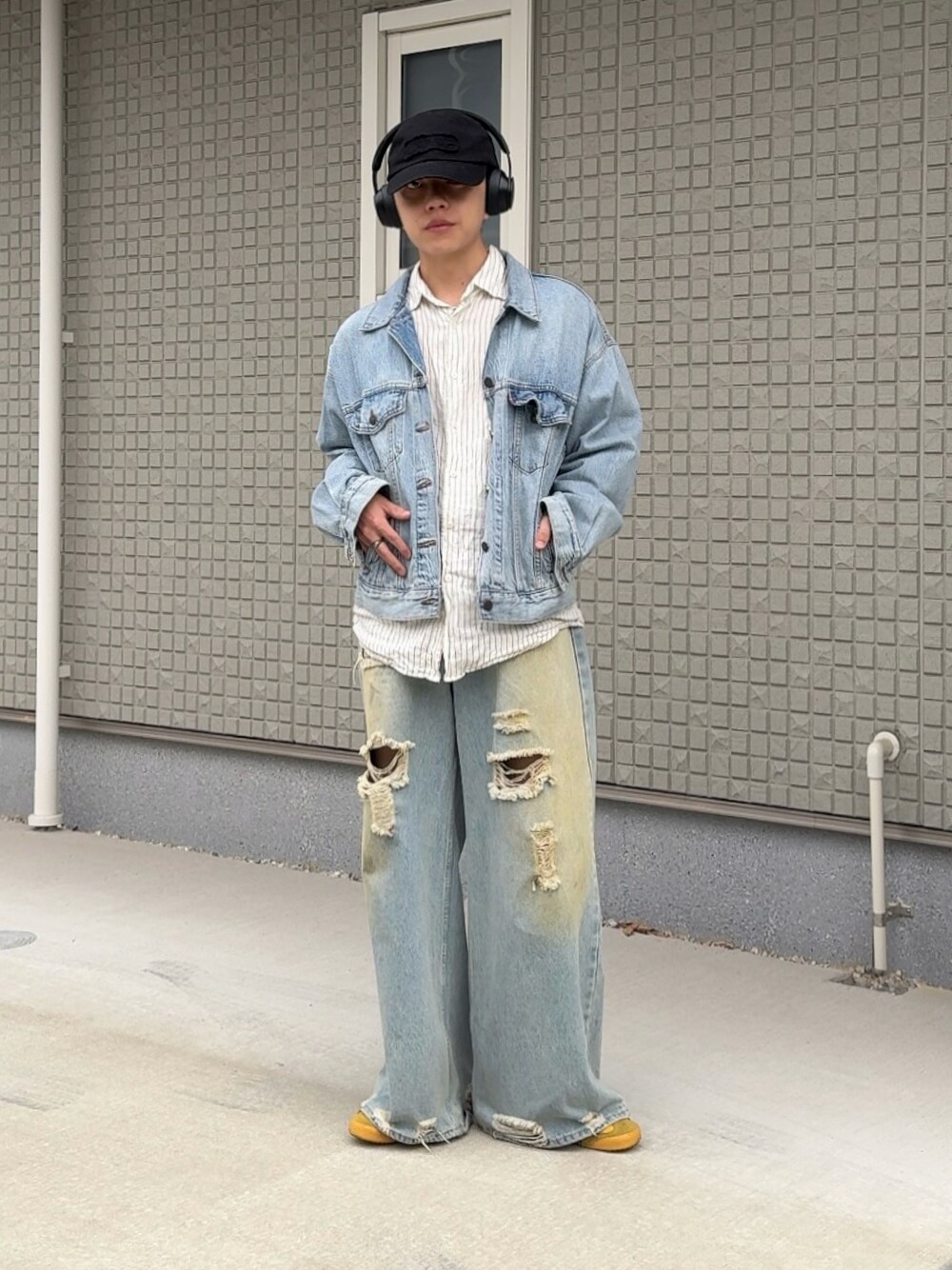 ブルー系のデニムパンツ、イエロー系のスニーカー、ホワイト系のシャツ/ブラウスを着用したメンズの秋コーディネートの1枚目の写真