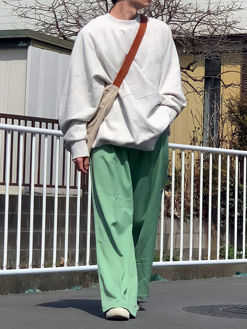 「春服みてみて、EMMA  CLOTHES、エマクローズ、カラーパンツ、低身長男子、ワイドパンツ、スウェット、CT70s、春服、春コーデ、春、春カラー、ショルダーバッグ」｜「EMMA CLOTHESのアイテム（スラックス、グリーン系）」を使った、みっち~さん（メンズ・165cm）の春コーディネートの1枚目の写真