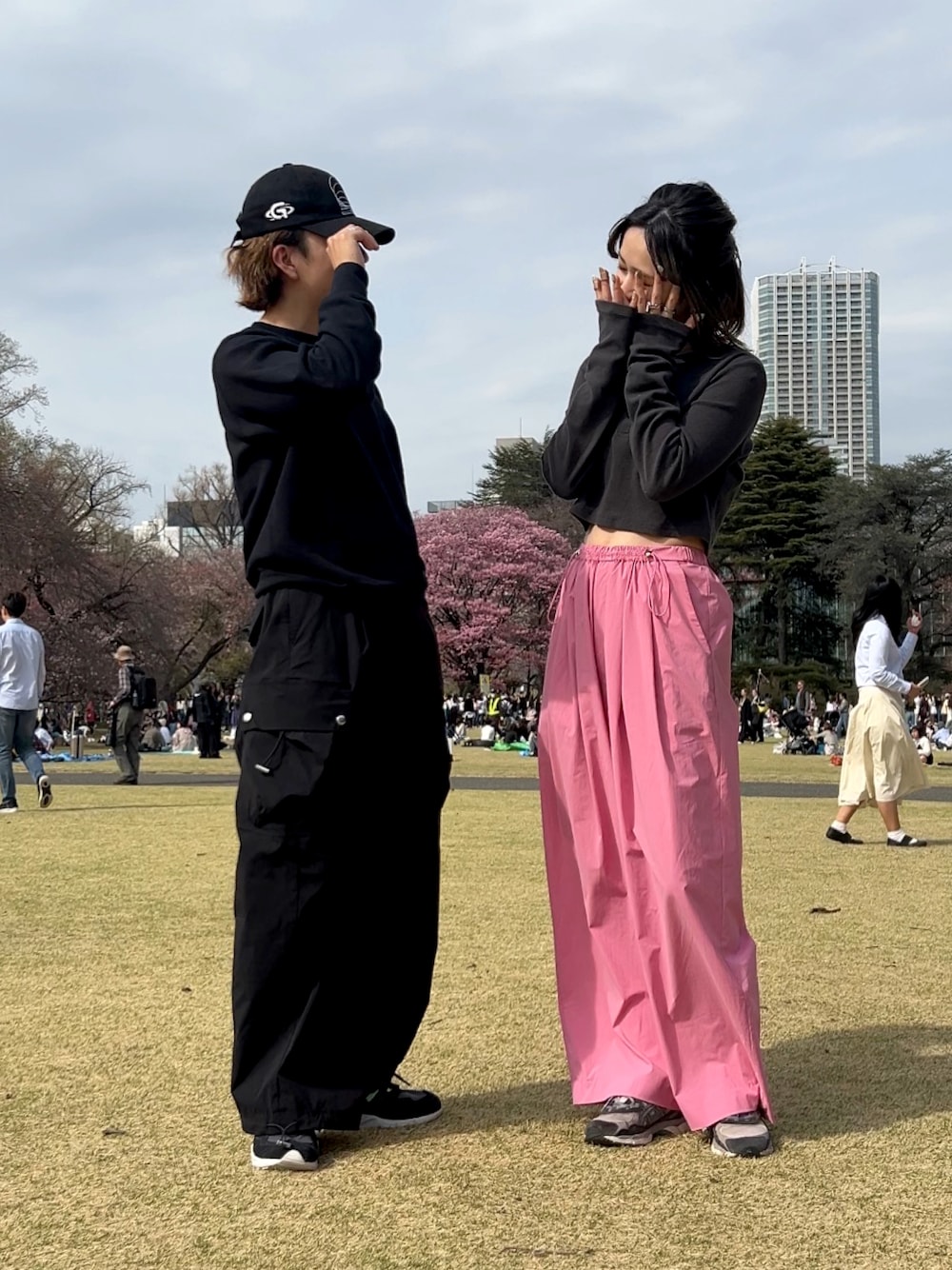 「春のNewスタイル、お出かけコーデ、はるコーデ、シミラールック、gadidanoniem、カーゴパンツ、ニューバランス、asics、ショート丈トップス、キャップコーデ、低身長コーデ、低身長男子、UNIQLOコーデ、カップルコーデ、ピクニック」｜「gadid anoniemのアイテム（キャップ、ブラック系）」を使った、みっち~さん（メンズ・165cm）の春コーディネートの1枚目の写真