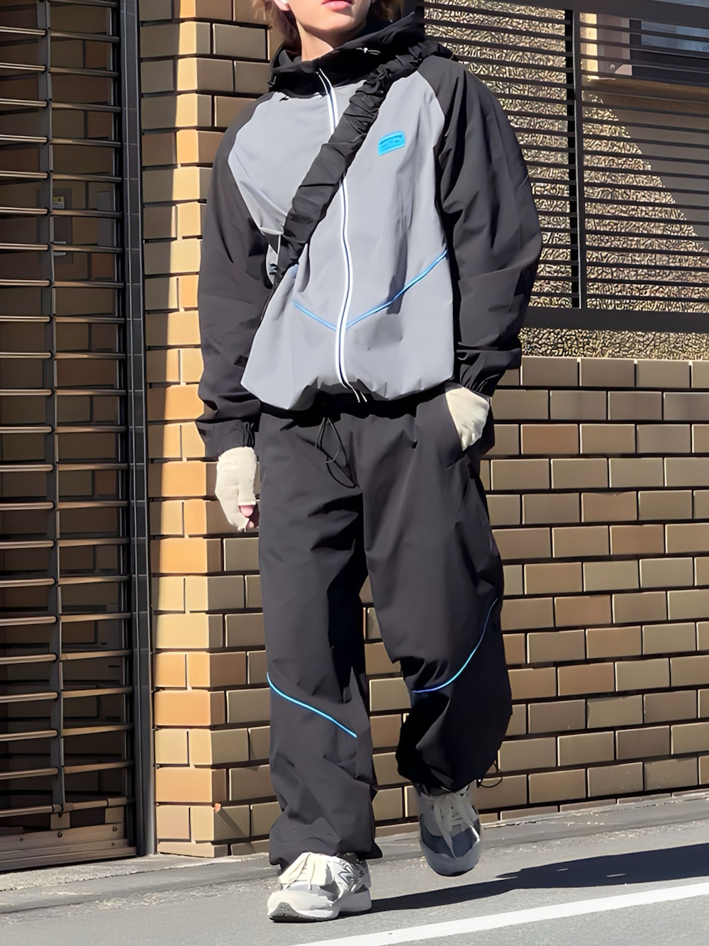「今日のコーデ、秋冬コーデ、ファッションを楽しもう、低身長、低身長コーデ、低身長男子、ともやん、メンズファッション、ハンドニット、アームウォーマー、セットアップ、自転車スタイル、ウィンドブレーカー、ニューバランス2002」｜「NEW BALANCEのアイテム（スニーカー、グレー系）」を使った、みっち~さん（メンズ・165cm）の冬コーディネートの1枚目の写真
