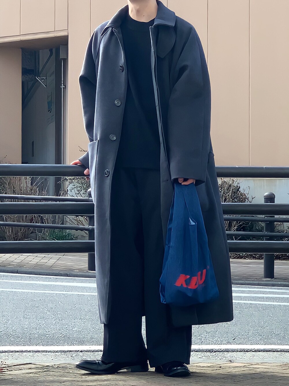 「休日スタイル、大人カジュアル、大人コーデ、春服、エコバッグ、モード、モードストリート、モード系、black、regal、コート、黒、差し色、スラックス、モノトーンコーデ」｜「REGALのリーガル メンズ ドレス/【ビジネス】ストレートチップ（ドレスシューズ、ブラック系）」を使った、みっち~さん（メンズ・165cm）の春コーディネートの1枚目の写真
