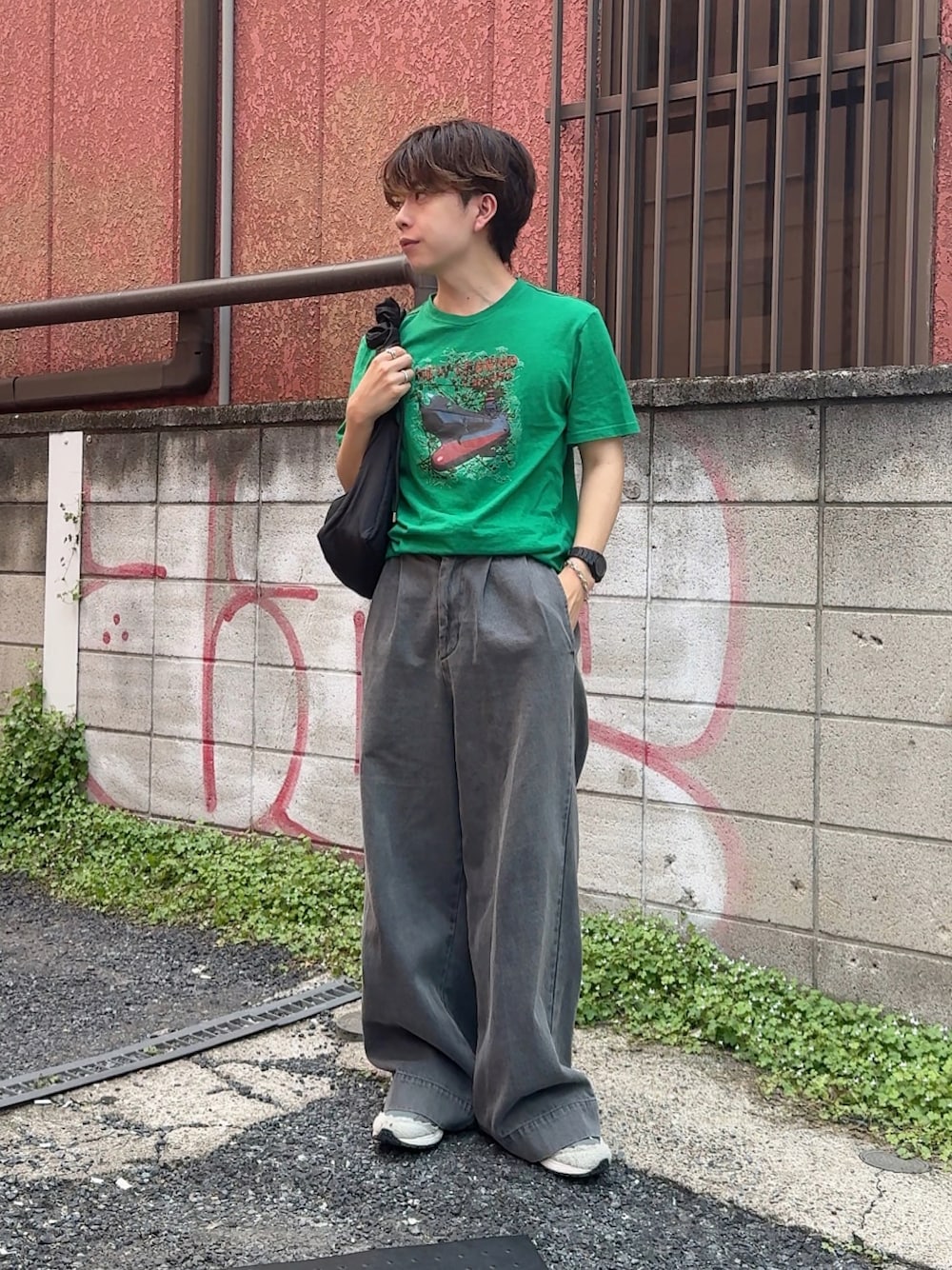 「アメカジ、シンプルスタイル、古着MIX、古着、低身長コーデ、低身長男子、soerte、プリントT、ニューバランス、ニューバランス2002」｜「soerteのWide straight ：Flare black fade denim/ワイドストレート：フレア ブラックフェードデニム（デニムパンツ、グレー系）」を使った、みっち~さん（メンズ・165cm）の春コーディネートの1枚目の写真
