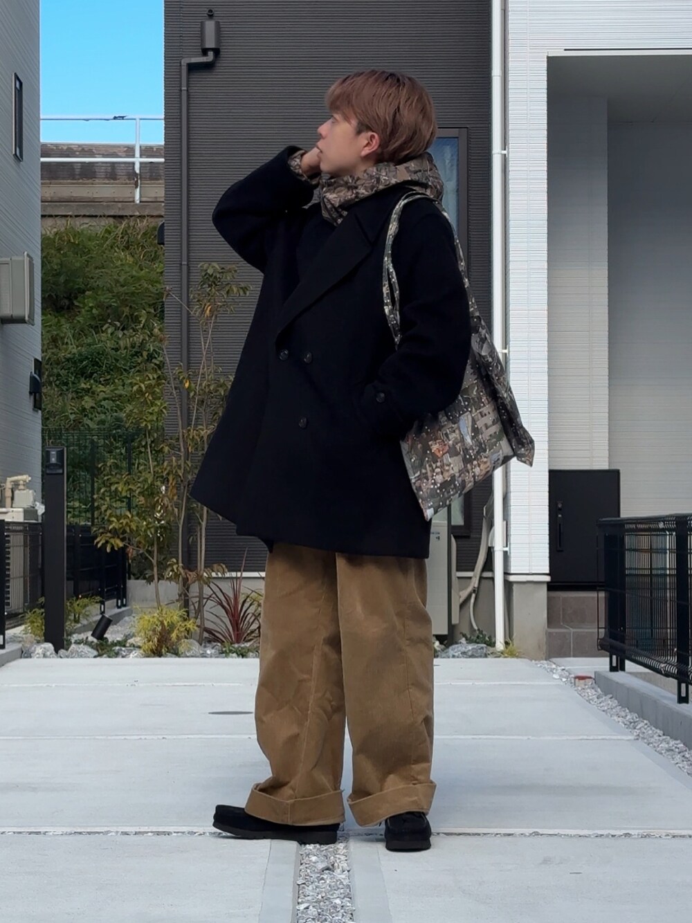 「最近のいい感じコーデ、冬アウター、ダブルジャケット、コーデュロイパンツ、クラークス、低身長コーデ、低身長男子、カモフラ、秋冬コーデ、WEARyouthコーデ、おしゃれさんと繋がりたい、大人コーデ、クリスマスコーデ」｜「soerteのWIDE STRAIGHT CORDUROY PANTS /ワイドストレートコーデュロイパンツ（その他パンツ、ベージュ系）」を使った、みっち~さん（メンズ・165cm）の冬コーディネートの1枚目の写真
