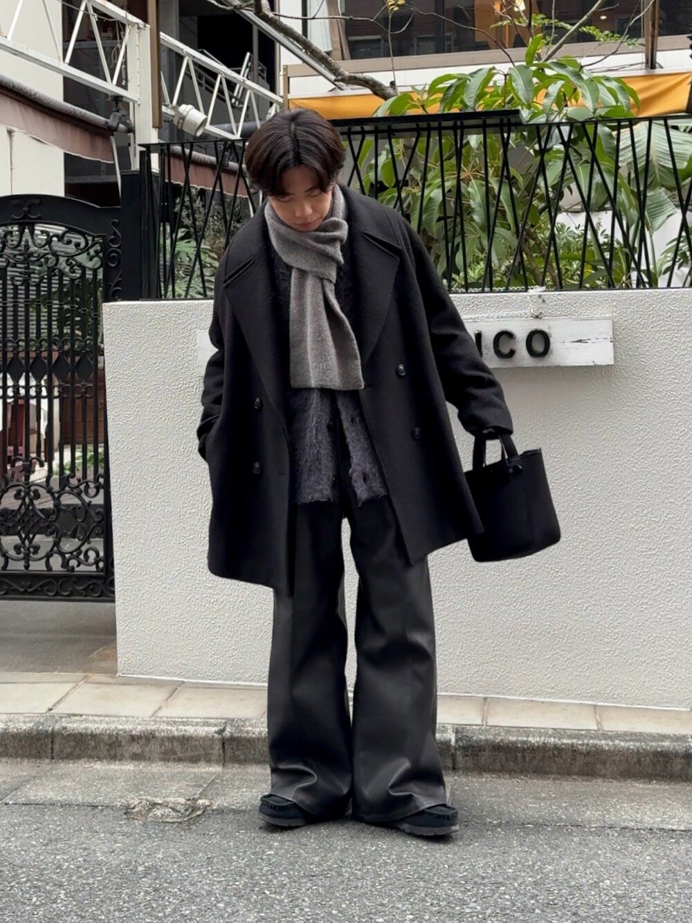 「真冬のあったかスタイル、お出かけコーデ、大人カジュアル、今日のコーデ、シンプルスタイル、モノトーンコーデ、HARE、レザージャケット、低身長コーデ、低身長男子、ハーフコート、マフラー、オールブラック、着回しコーデ、お洒落さんとつながりたい」｜「gadid anoniemのアイテム（ノーカラーコート、ブラック系）」を使った、みっち~さん（メンズ・165cm）の冬コーディネートの1枚目の写真