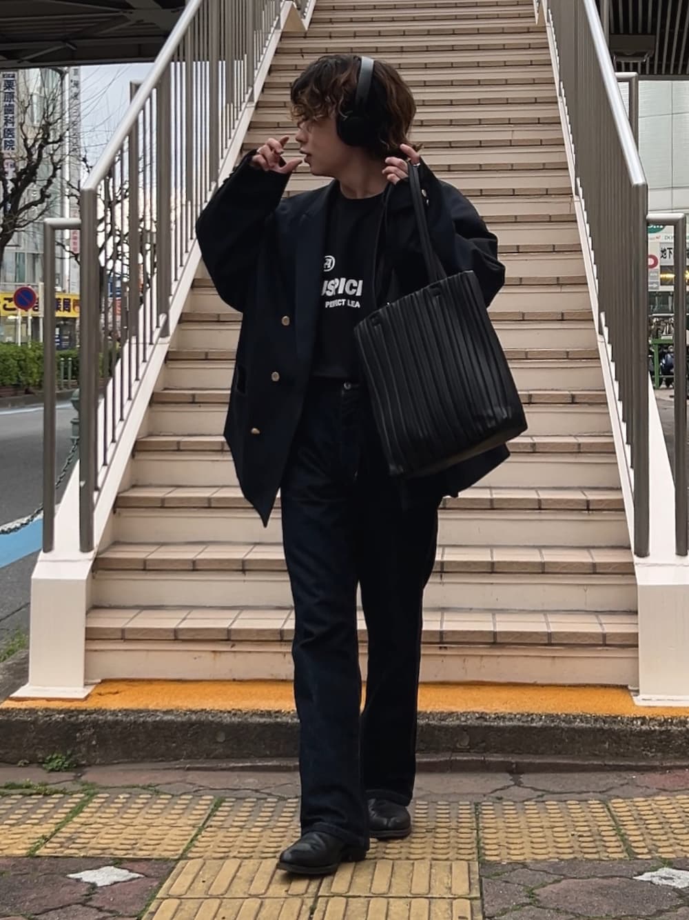 「春コーデ、今日のコーデ、お洒落さんとつながりたい、春、プチプラ、メンズファッション、ヘッドホン、soerte、ジャケット、デニムパンツ」｜「soerteのOver size 6B assort blazer / オーバーサイズ６ボタンアソートブレザー（テーラードジャケット、ブルー系）」を使った、みっち~さん（メンズ・165cm）の春コーディネートの1枚目の写真