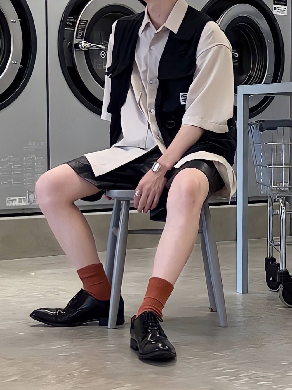 「夏コーデ、ビッグシルエット、オトナカジュアル、韓国ファッション、フィッシングベスト、ベスト、ベスト×シャツ、ハーフパンツ、靴下屋、革靴、コインランドリー、ベージュ、ストリート、ストリートMIX」｜「BSSのアイテム（パンツ、ブラック系）」を使った、みっち~さん（メンズ・165cm）の夏コーディネートの1枚目の写真