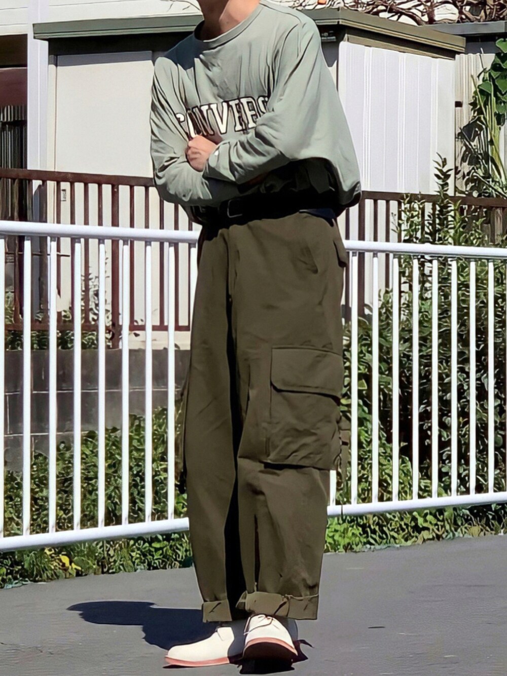「converse、カーキ、カーゴパンツ、古着MIX、タックイン、きれいめカジュアル、軍パン、秋コーデ、秋冬コーデ、お洒落さんとつながりたい、ピスタチオ、低身長男子、いいね、save、フォローお願いします🤑、だから秋服が好き」｜「CONVERSEの【ZOZOTOWN限定】CONVERSE/コンバース ビッグオーバー天竺カレッジデザインポンチョ長袖ロンT（Tシャツ/カットソー、グリーン系）」を使った、みっち~さん（メンズ・165cm）の秋コーディネートの1枚目の写真