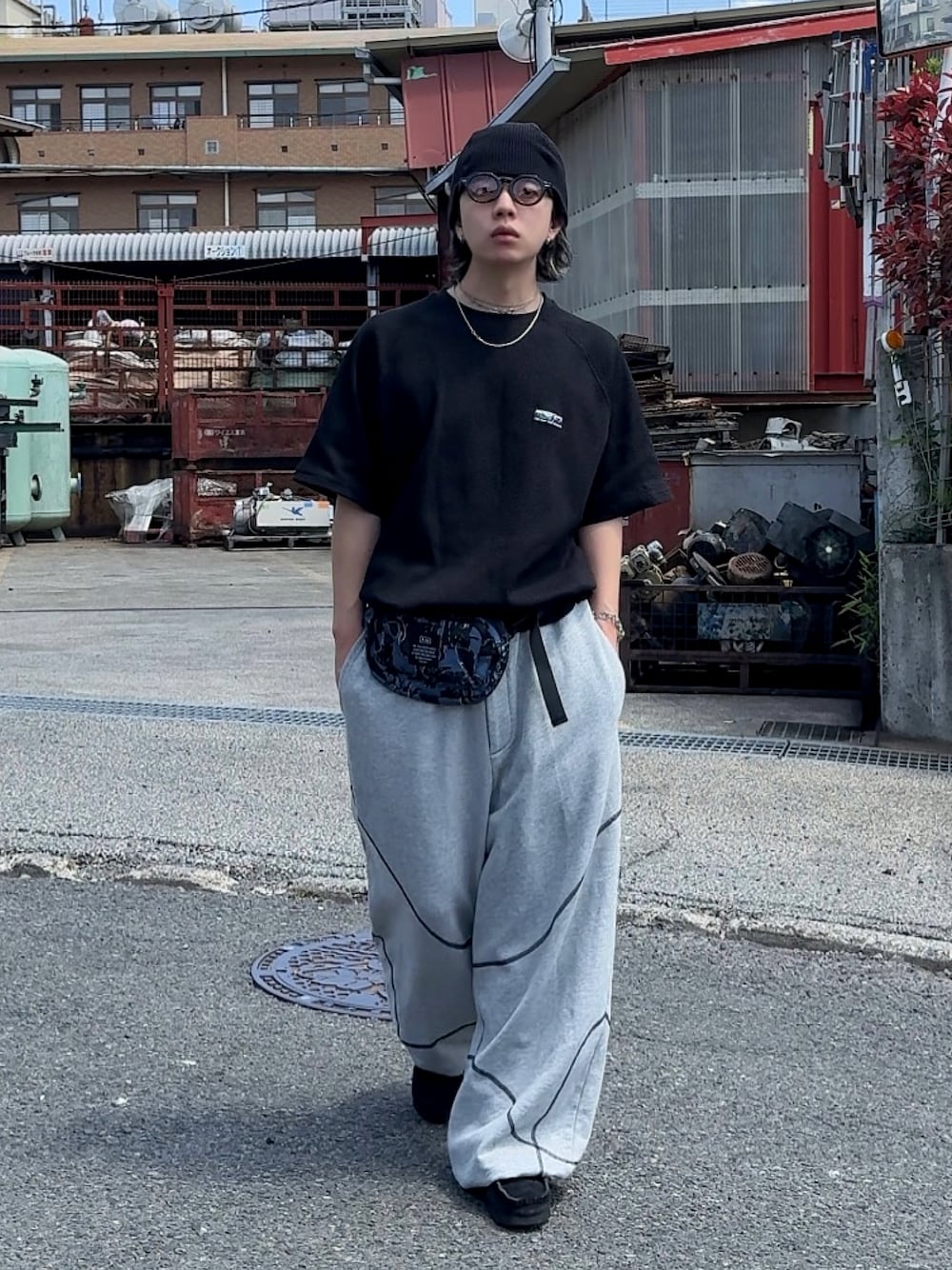 グレー系のスウェットパンツ、その他のボディバッグ/ウエストポーチ、ブラック系のTシャツ/カットソーを着用したメンズの春コーディネートの1枚目の写真