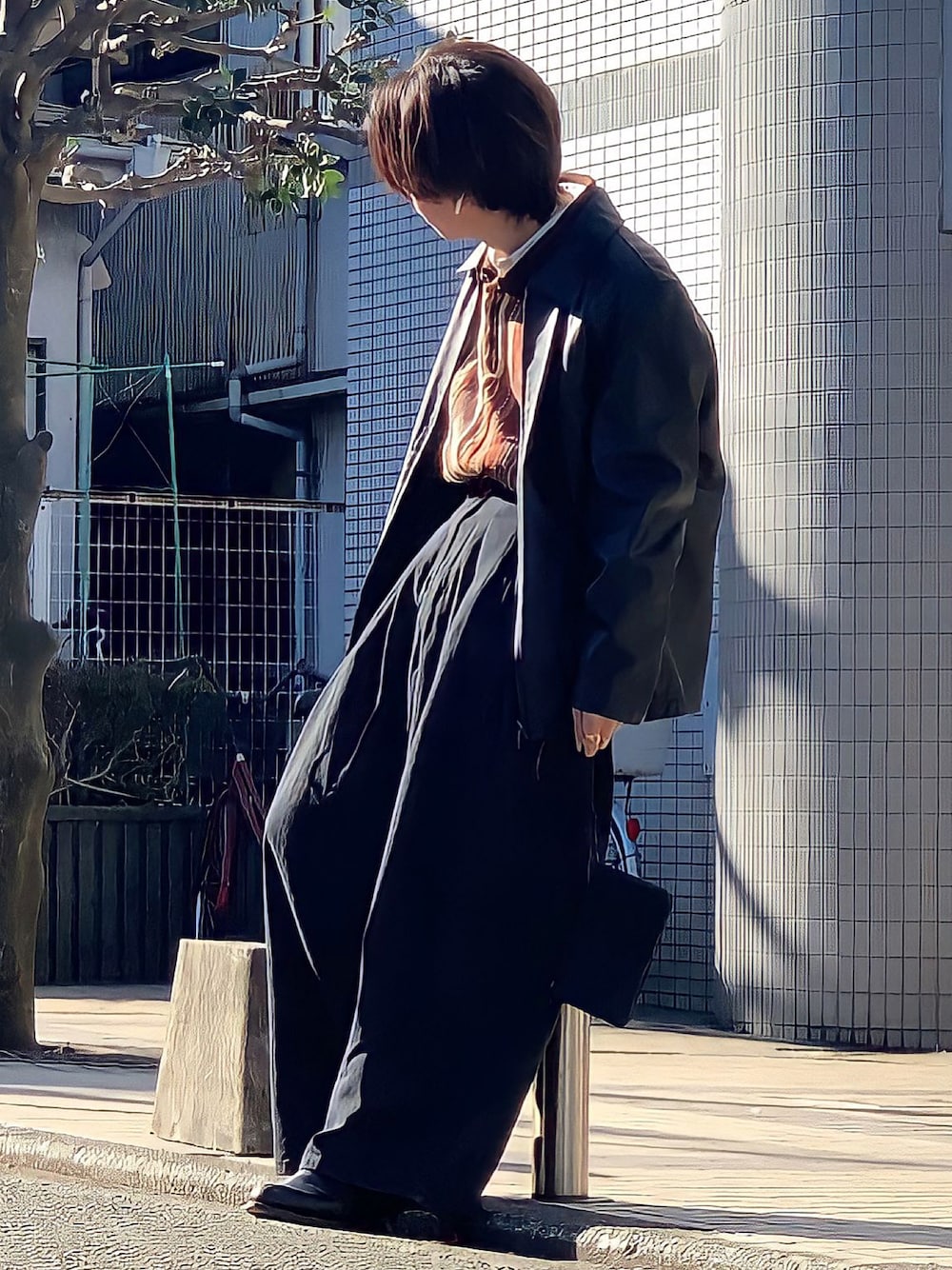 「おしゃれさんと繋がりたい、休日コーデ、シンプル、ストリートMIX、古着MIX、古着、古着コーデ、下北沢、ワイドパンツ、ワイドデニム、ストリート、MHL.」｜「Aphlotusのルーズシルエット 11oz バギー ブラック デニムパンツ（デニムパンツ、ブラック系）」を使った、みっち~さん（メンズ・165cm）の冬コーディネートの1枚目の写真