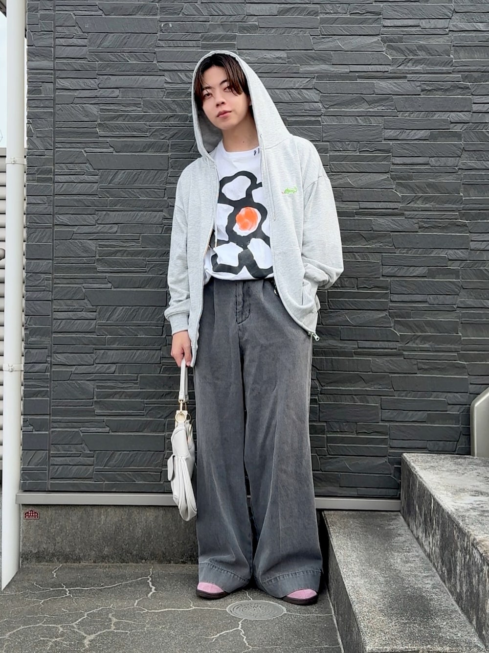 「春めき満開コーデ、春色、シンプルスタイル、メンズコーデ、メンズファッション、お花見コーデ、プチプラ、メゾンスペシャル、低身長コーデ、低身長男子、パーカーコーデ、ピンクスニーカー」｜「MAISON SPECIALの《UNISEX》Flower Hand-Printed Oversized Stitched Crew Neck T-shirt/フラワーハンドプリントオーバーサイズステッチクルーネックＴシャツ【MAISON SPECIAL/メゾンスペシャル】（Tシャツ/カットソー、ホワイト系）」を使った、みっち~さん（メンズ・165cm）の春コーディネートの1枚目の写真