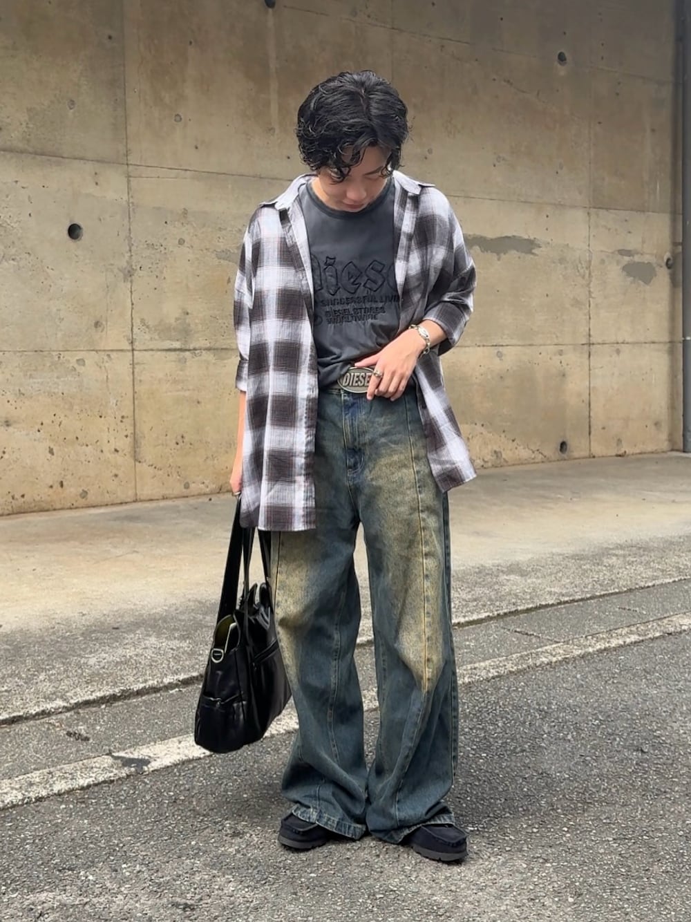 ブラック系のショルダーバッグ、グレー系のシャツ/ブラウス、ブルー系のデニムパンツを着用したメンズの秋コーディネートの1枚目の写真