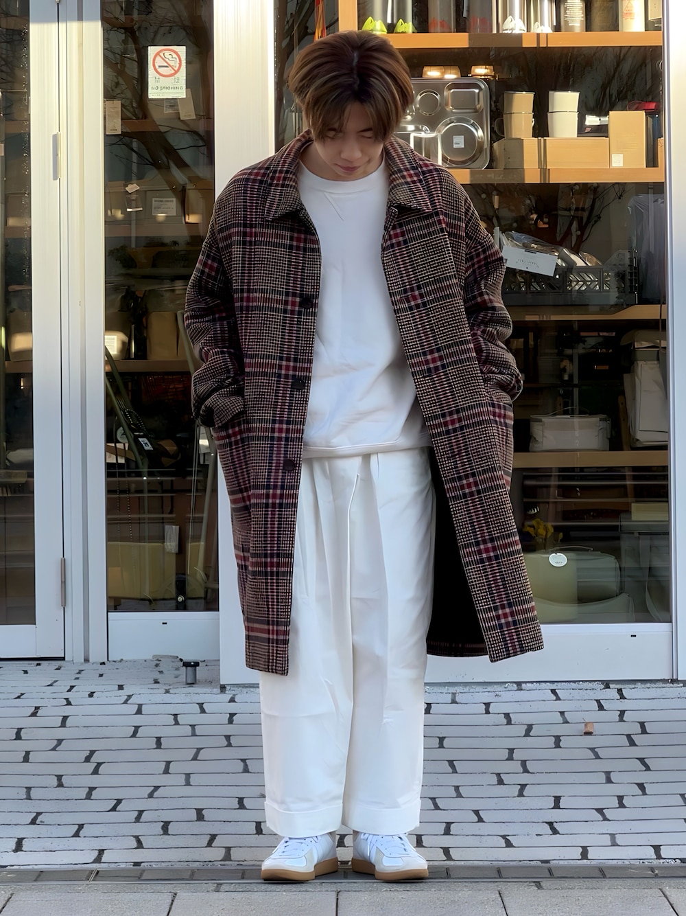 「新星WEARISTAにエントリー、WEARyouthコーデ、チェックコート、スウェットコーデ、白パンツ、adidas、adidas originals、低身長コーデ、低身長男子、スニーカーコーデ、ホワイトコーデ、ホワイトパンツ」｜「adidasのアイテム（スニーカー、ホワイト系）」を使った、みっち~さん（メンズ・165cm）の冬コーディネートの1枚目の写真